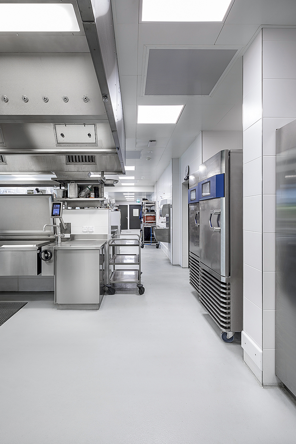 Für die Küchenplanung war die Profiplan AG, für die Ausführung der Chromstahlkonstruktionen und die Organisation der Küchengeräte die heer AG zuständig.