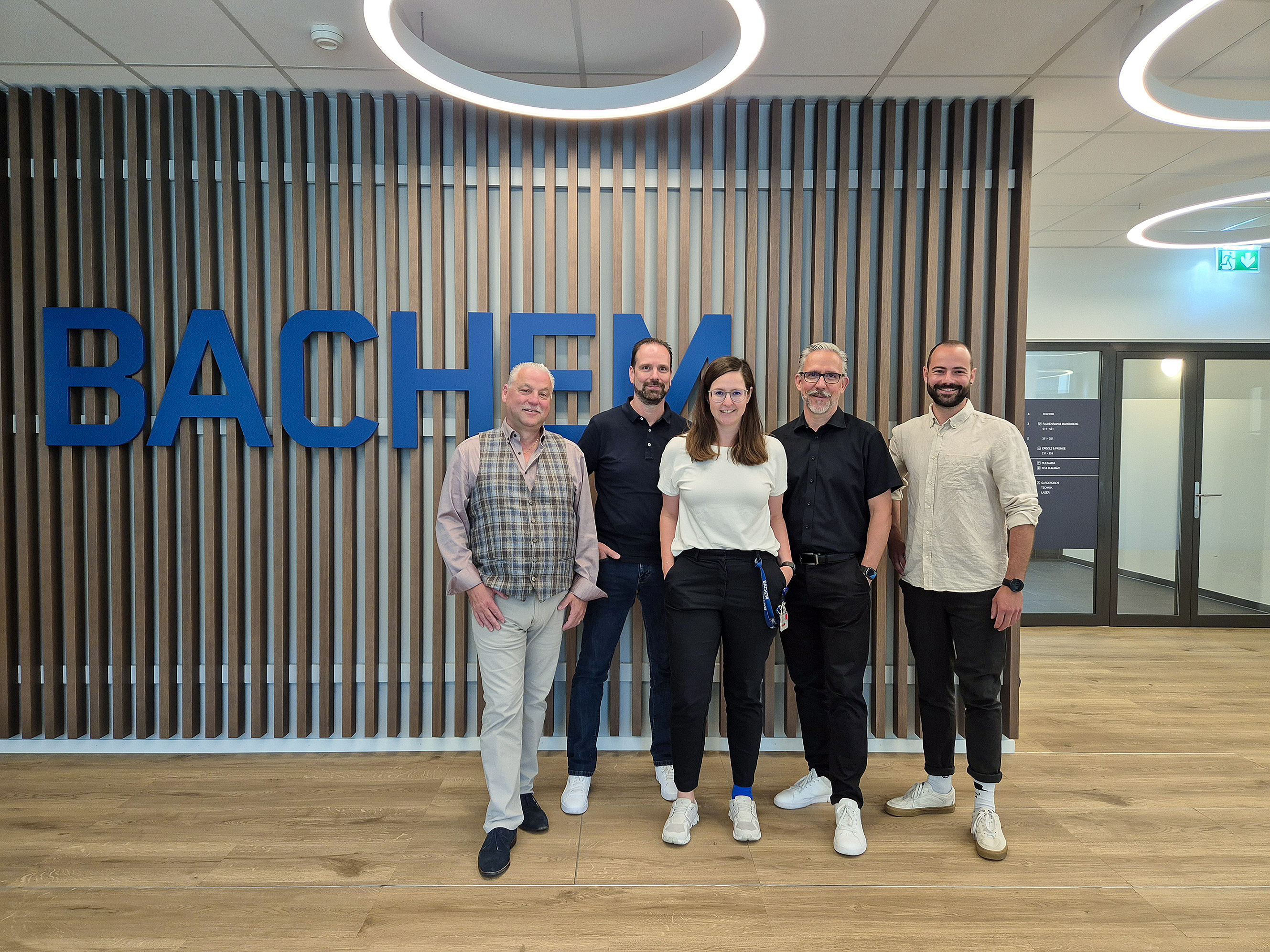 Diana Rinderle, Leiterin interne Kommunikation bei Bachem und Mitverantwortliche für den Neubau, ist mit dem Resultat und der guten Zusammenarbeit mit den drei Profis sehr zufrieden: Ralf Ruesch, Gastroplaner, Geschäftsführer und Mitinhaber der Profiplan AG, Daniel Keller, Projektleiter und Mitglied der Geschäftsleitung der heer AG, und Roland Walker, Geschäftsführer sowie Noah Kaufmann, Innenarchitekt der beck konzept ag (v.l.).
