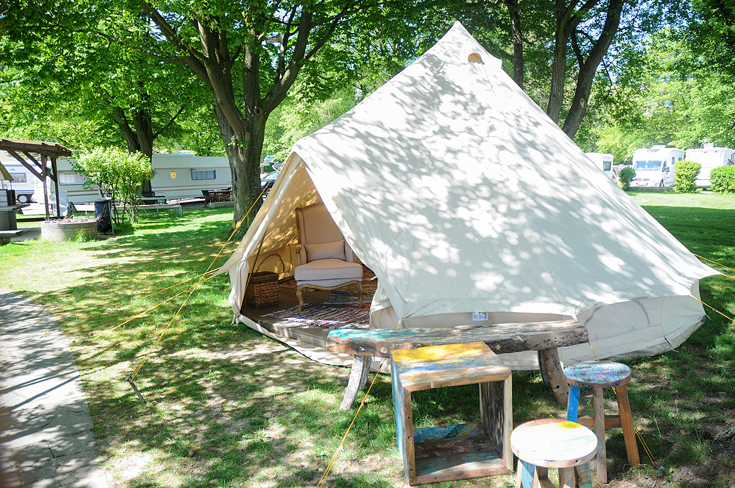 Wer selbst keine Camping-Ausrüstung hat, kann von Mai bis September auch auf fix installierte Zelt-Angebote des Fischer’s Fritz zurückgreifen.