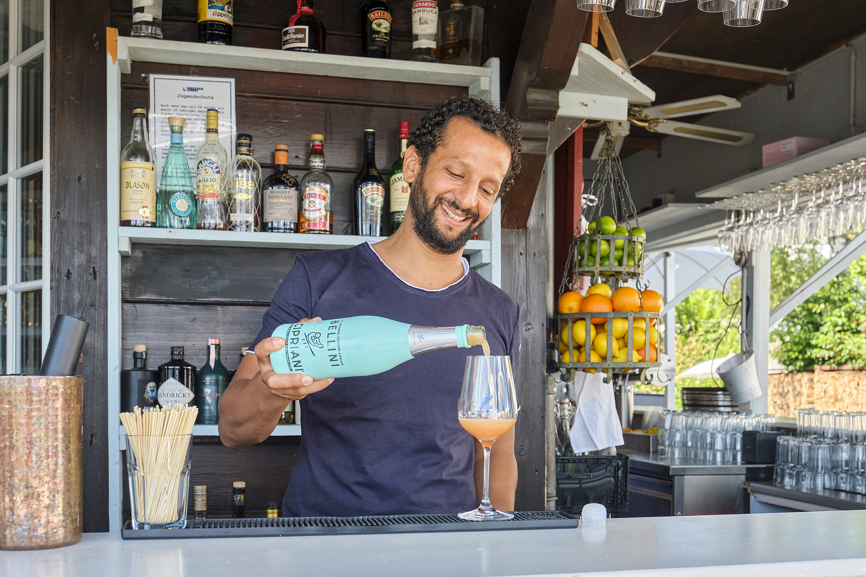 Dass der Cipriani Bellini fertig gemixt sei, erleichtere ihnen die Arbeit enorm, bestätigt Zakariya Ibram vom Fischer’s Fritz.