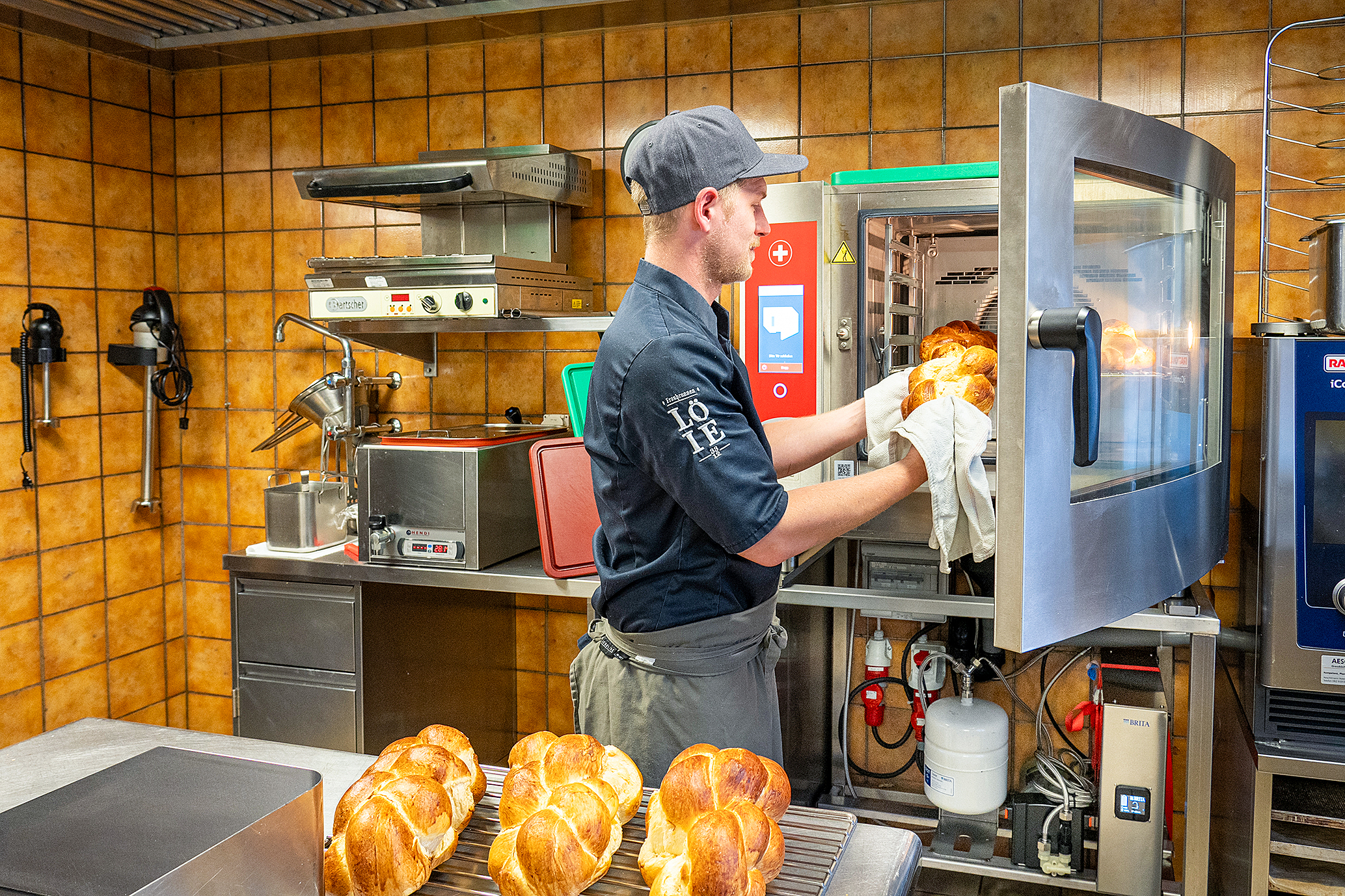 Löie-Geschäftsführer Kevin Bracher schätzt in jeder Lebenslage klare Sicht: «Endlich sehe ich das Backgut wieder und die Züpfen sind gluschtig gebräunt.»