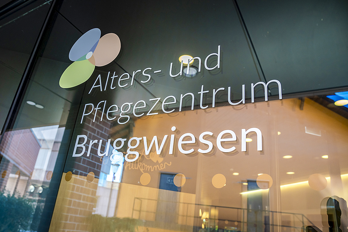 Ein wichtiger Fixpunkt im Alltag der Bewohnenden ist die Gastronomie: Einige erhalten ihr Essen direkt auf den Etagen, andere kommen zum Morgen-, Mittag- und Abendessen ins Bewohnerrestaurant. Zahlreiche Zusatzangebote – wie beispielsweise der Sinnesgarten – sorgen für Abwechslung im Alltag.
