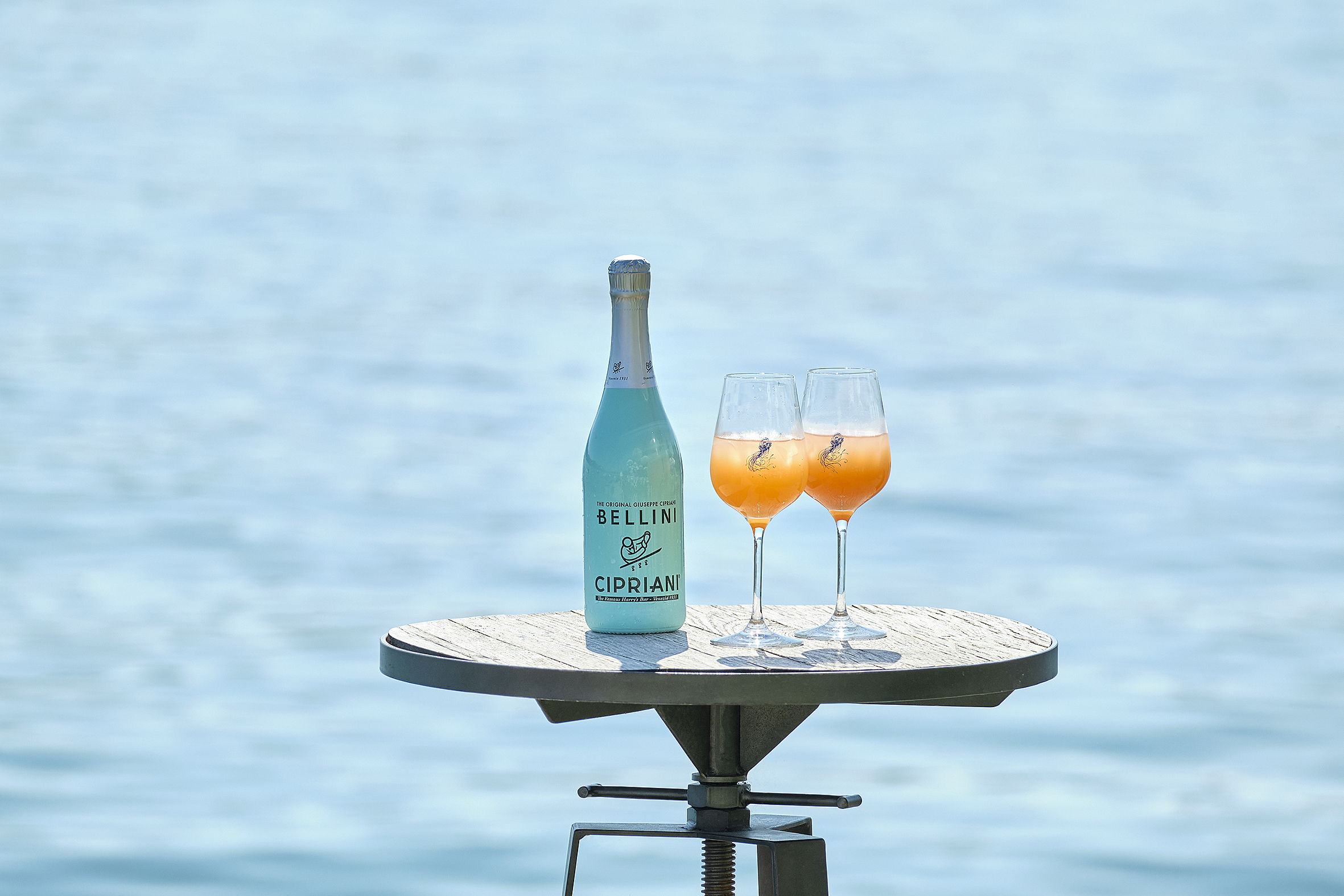 Der Original Bellini mit Prosecco und frischem Pfirsichpüree wurde 1948 von Giuseppe Cipriani in Venedig erfunden und wird heute fixfertig gemixt von Delico in die Schweiz importiert.