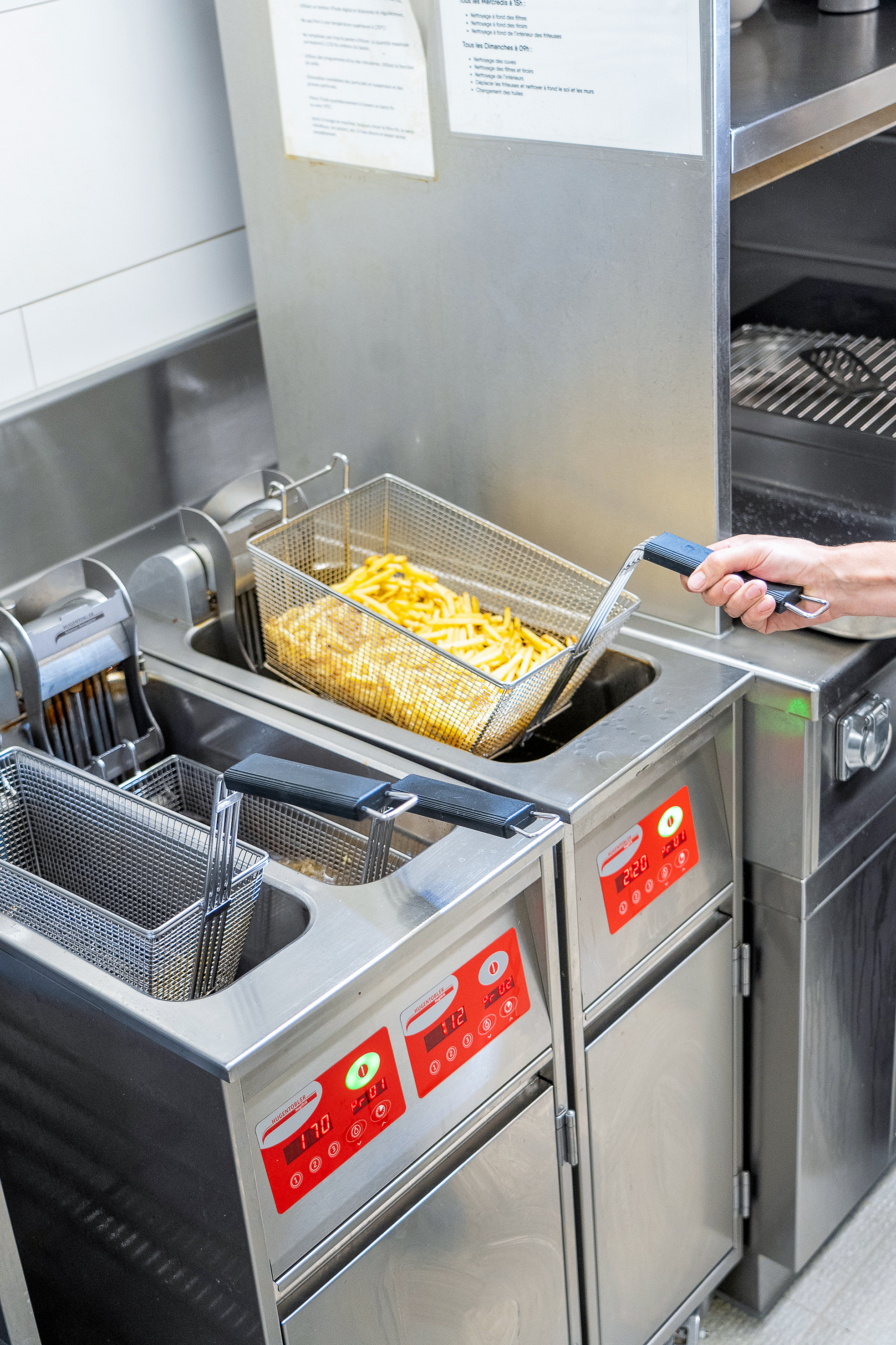 Das automatische Korbliftystem verhindert zu langes Frittieren und reduziert damit Food Waste.