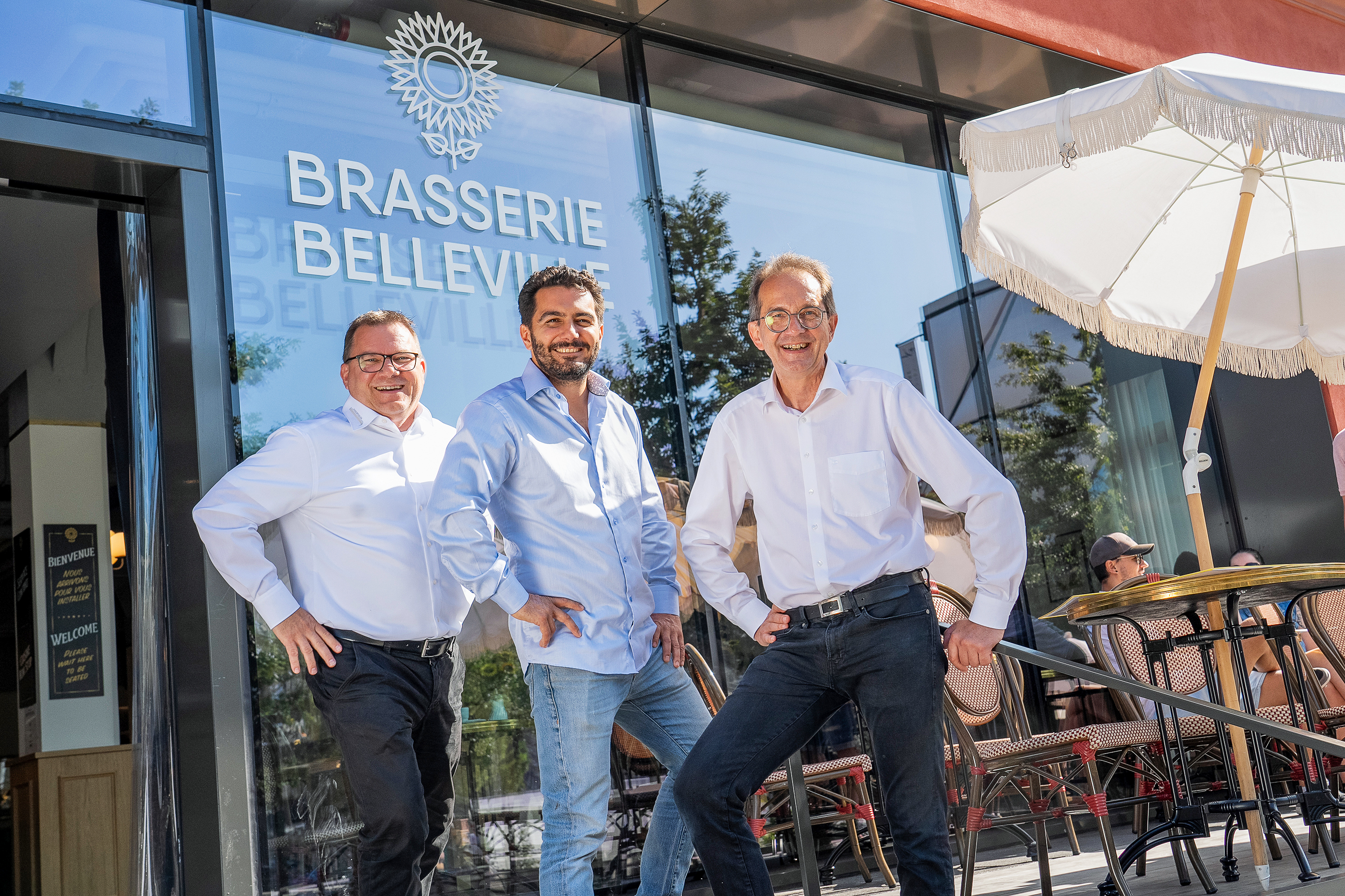 Eine herausragende Zusammenarbeit. Geschäftsmitinhaber Nicolas Perrenoud (Mitte) mit Christophe Petermann, Beratung, Konzepte & Objektplanung und Alain Bochud, Berater Kochsystemtechnik und Apparate, bei der Hugentobler Schweizer Kochsysteme AG.