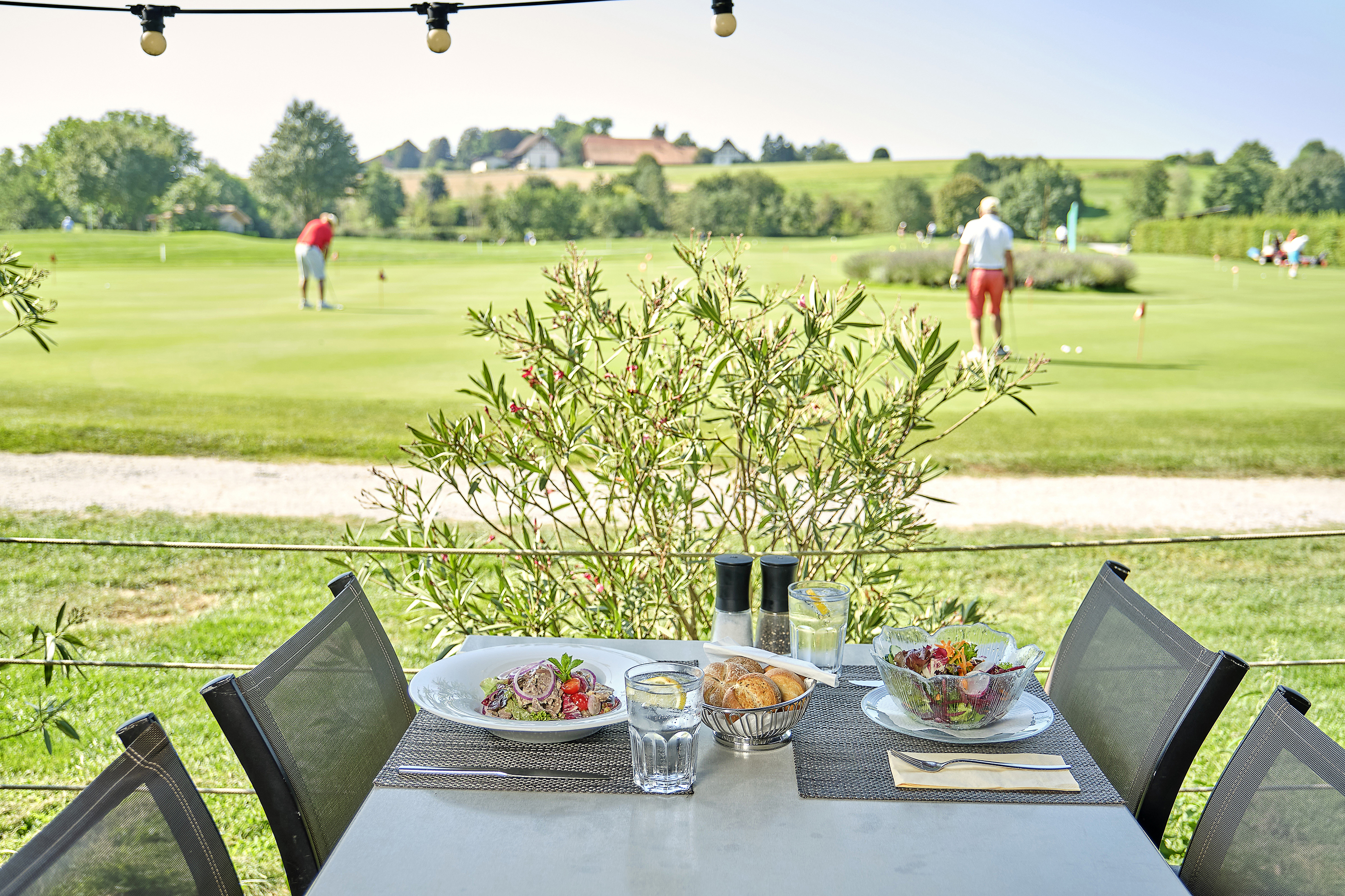 Mit 100 Innen- und 180 Terrassenplätzen bietet das öffentliche Restaurant Golfpark Moossee viel Raum für Genuss – für Golferinnen ebenso wie für andere Gäste.
