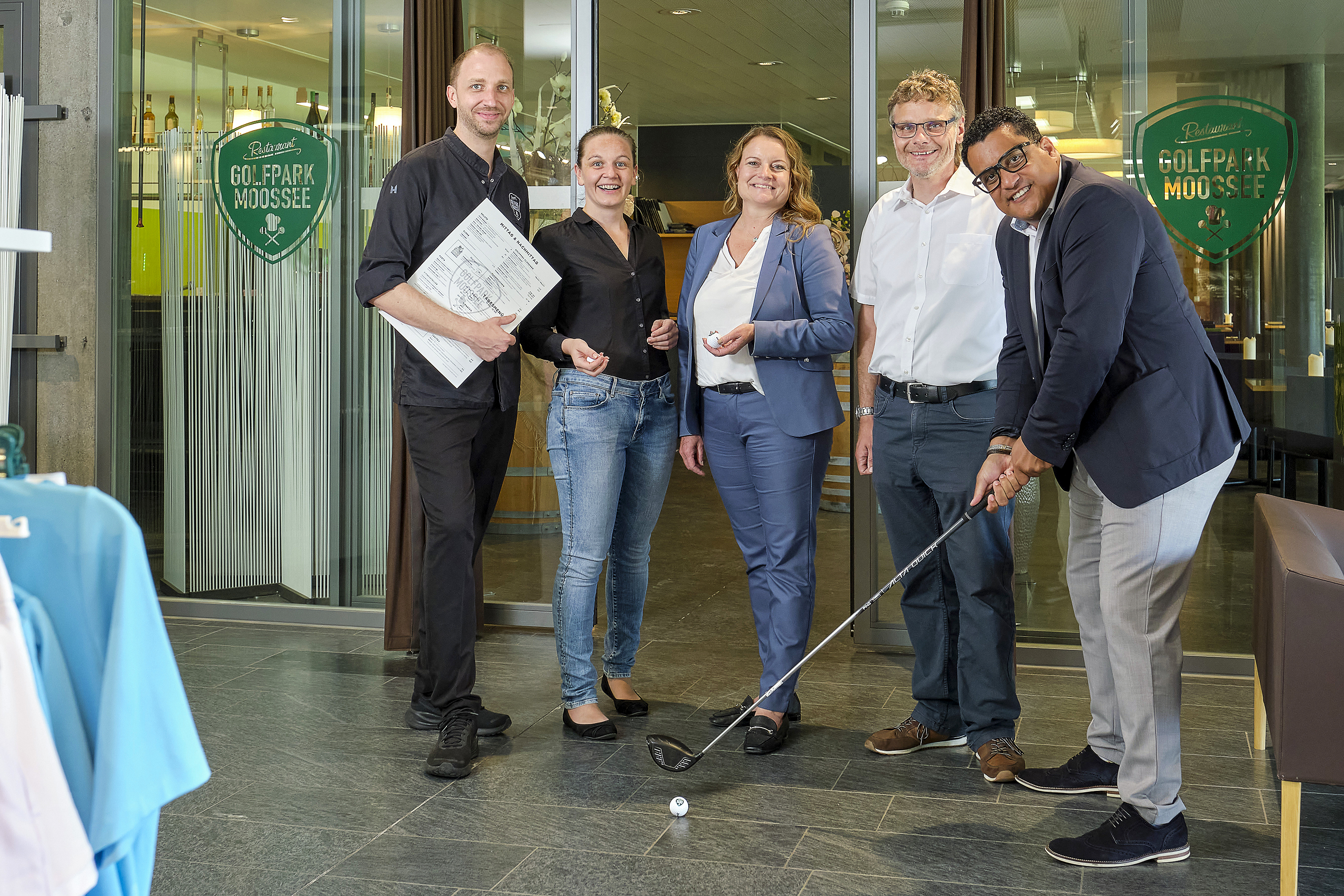 Eine Partnerschaft mit Schlagkraft (v.l.): Dimitri Brühwiler, Küchenchef im Restaurant Golfpark Moossee, Anja Thaler, Mitglied der Geschäftsleitung der Sportgastro AG, Sandra Brandt, Geschäftsführerin, Philipp Anliker, Verkaufsberater Mitte und Rodrigo Baumann, Key Account & Business Development Manager bei der Kern & Sammet AG.