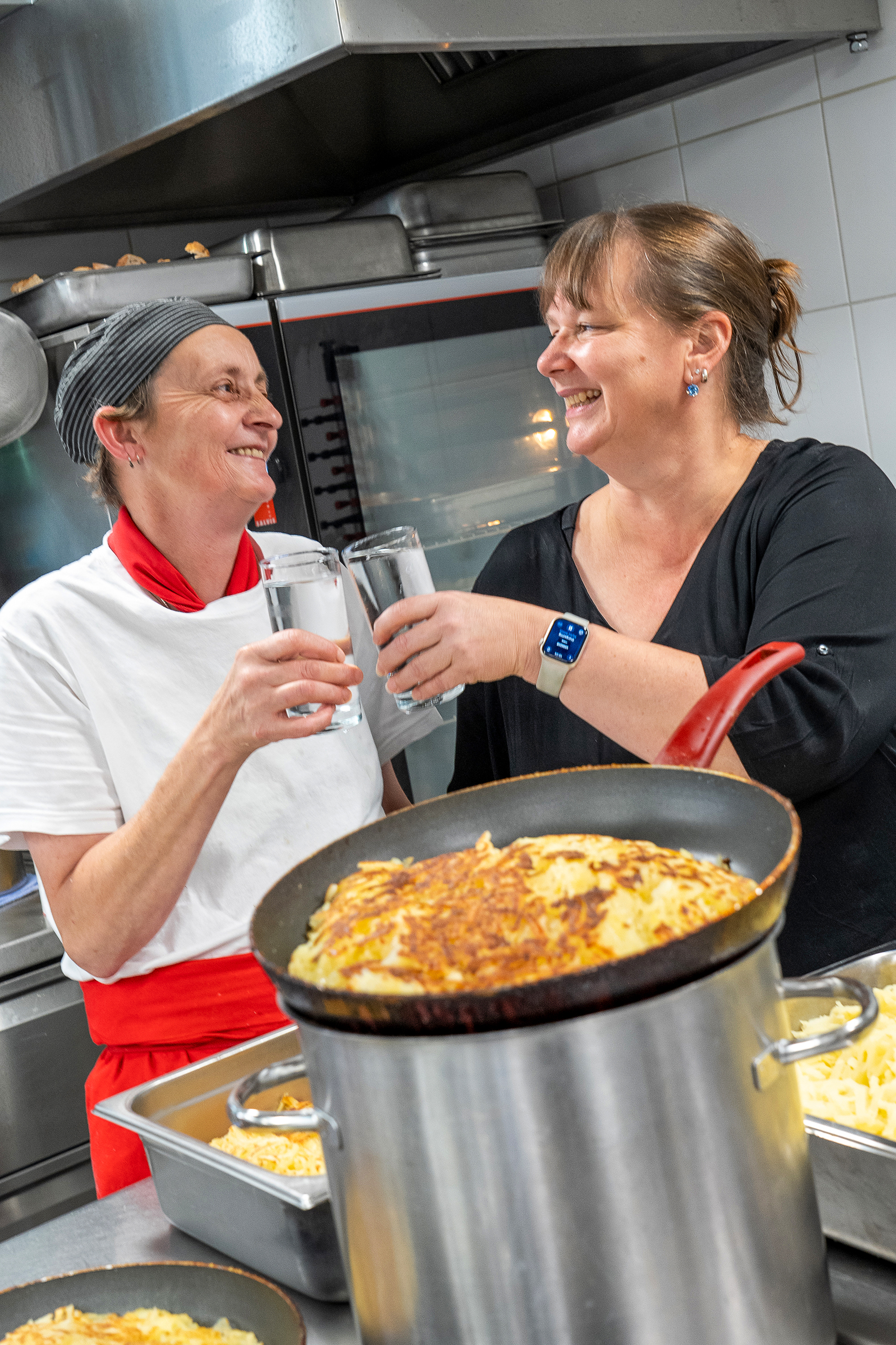 Haben sich ihren Traum erfüllt: Die Gastgeberinnen Jacqueline Feuz und Nicole Förderer (v.l.).