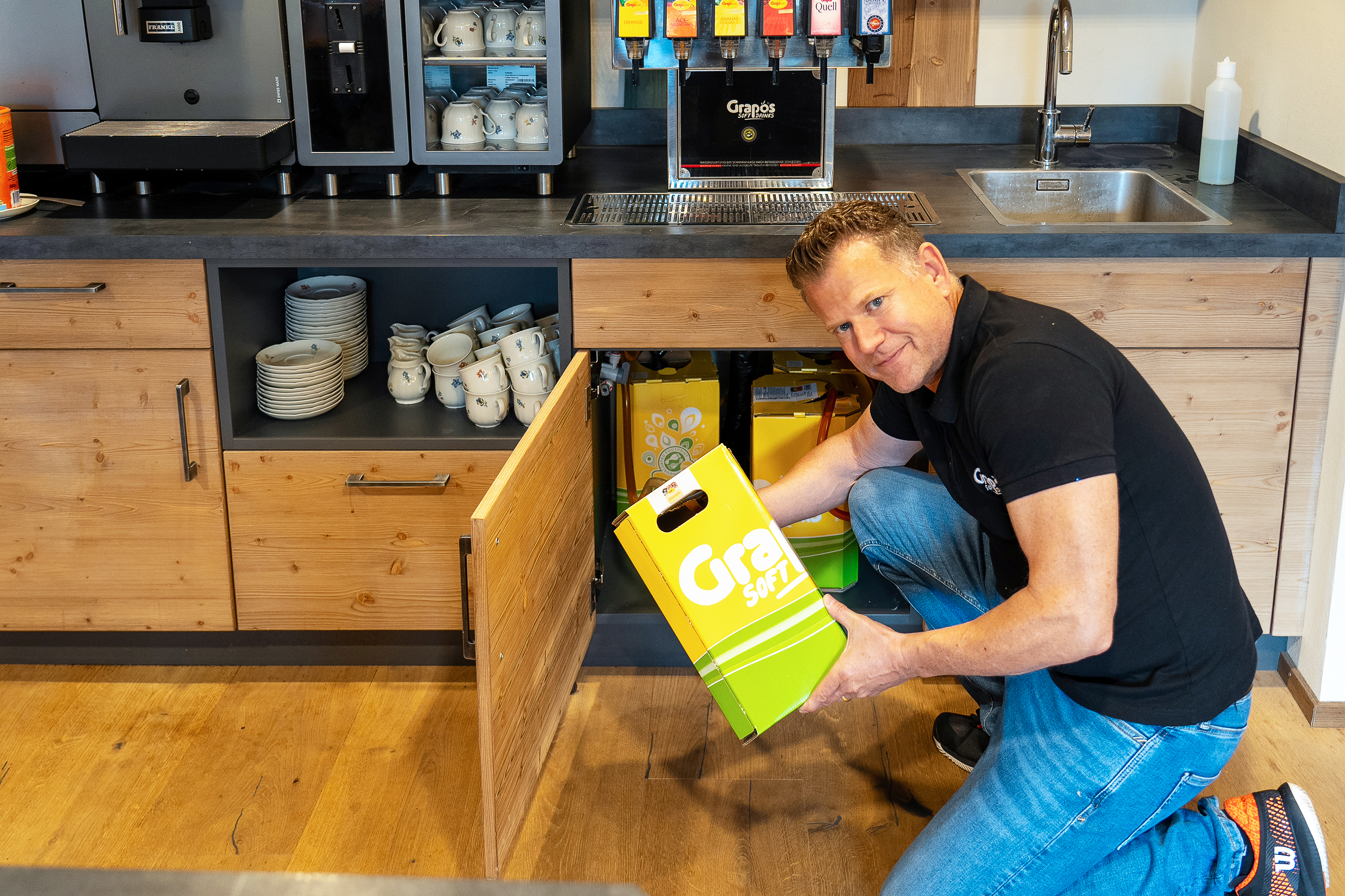 Ein Schankomat bietet im Frühstücksbereich Getränkevielfalt – der Austausch der Boxen ist simpel einfach.