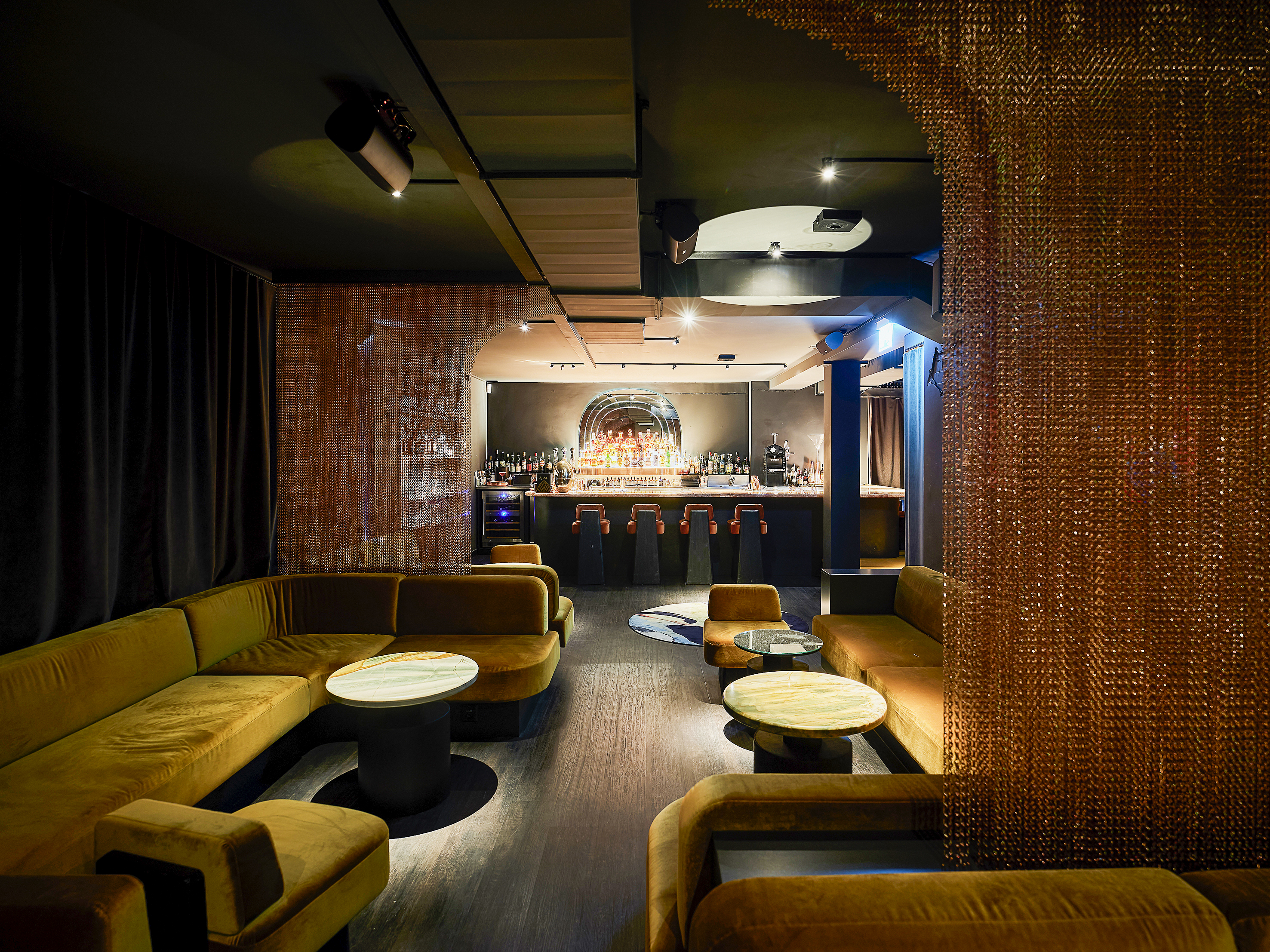 Blick ins Obergeschoss des Tipsy Tigers: Hier lassen sich auf goldfarbenen Sofas Menüs mit bis zu sechs Gängen geniessen.