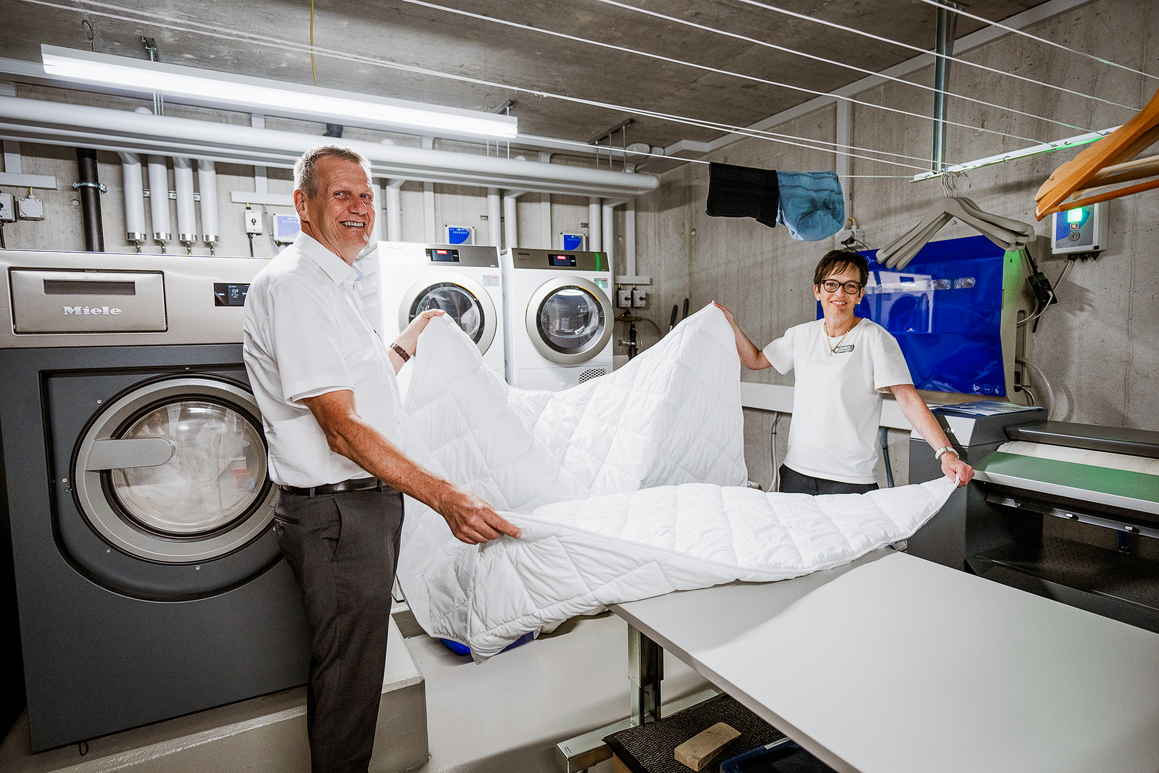 Fredy Zürcher, Regional-Verkaufsleiter Professionals der Miele AG, und Ladina Lorenzo, Housekeepingverantwortliche, sind überzeugt von der Qualität der Miele Maschinen.