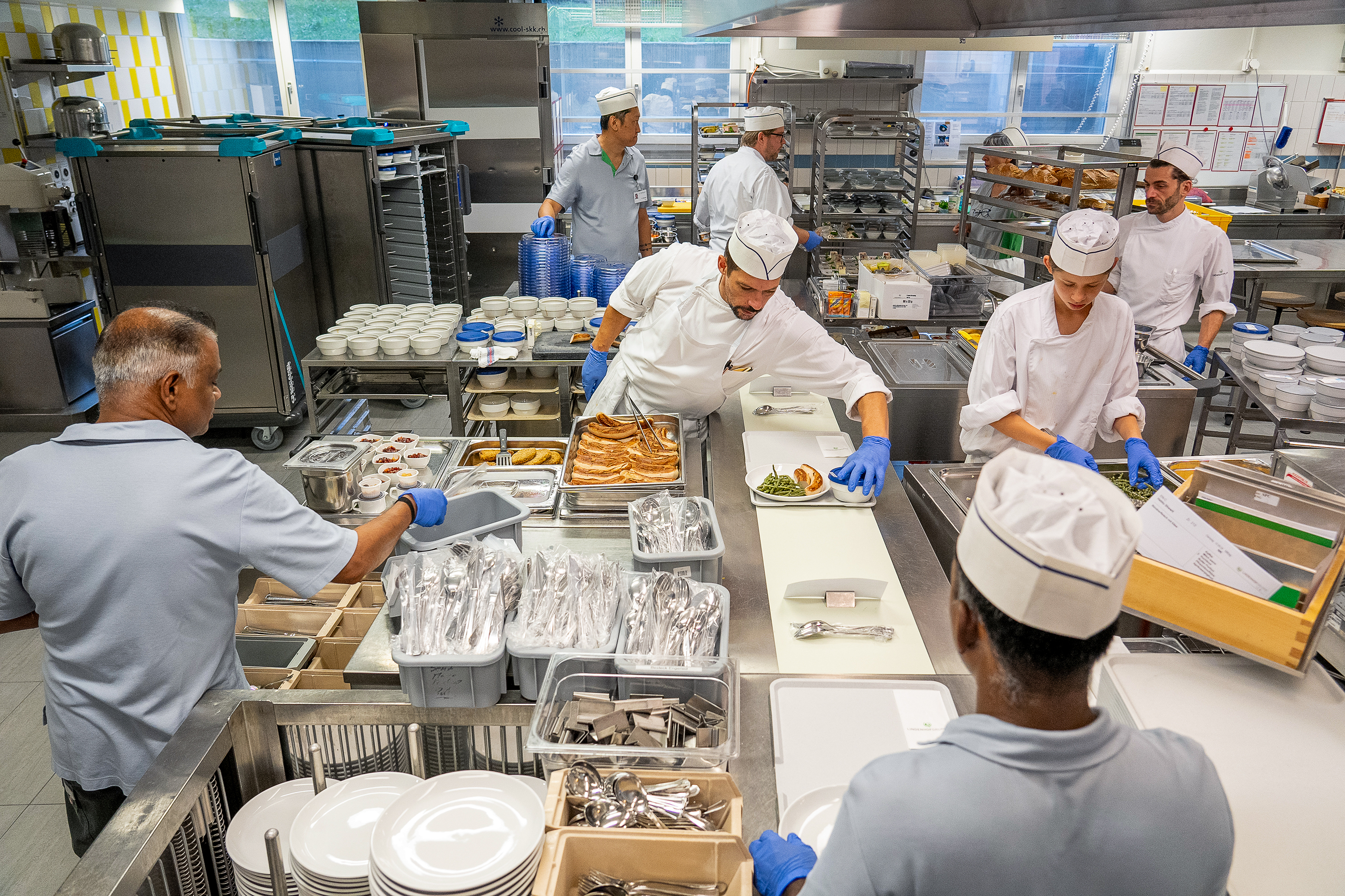 Im Sonnenhof richtet das Küchenteam die im Cook&Chill-Verfahren vorproduzierten Speisen kalt auf Tellern und Tabletts an.