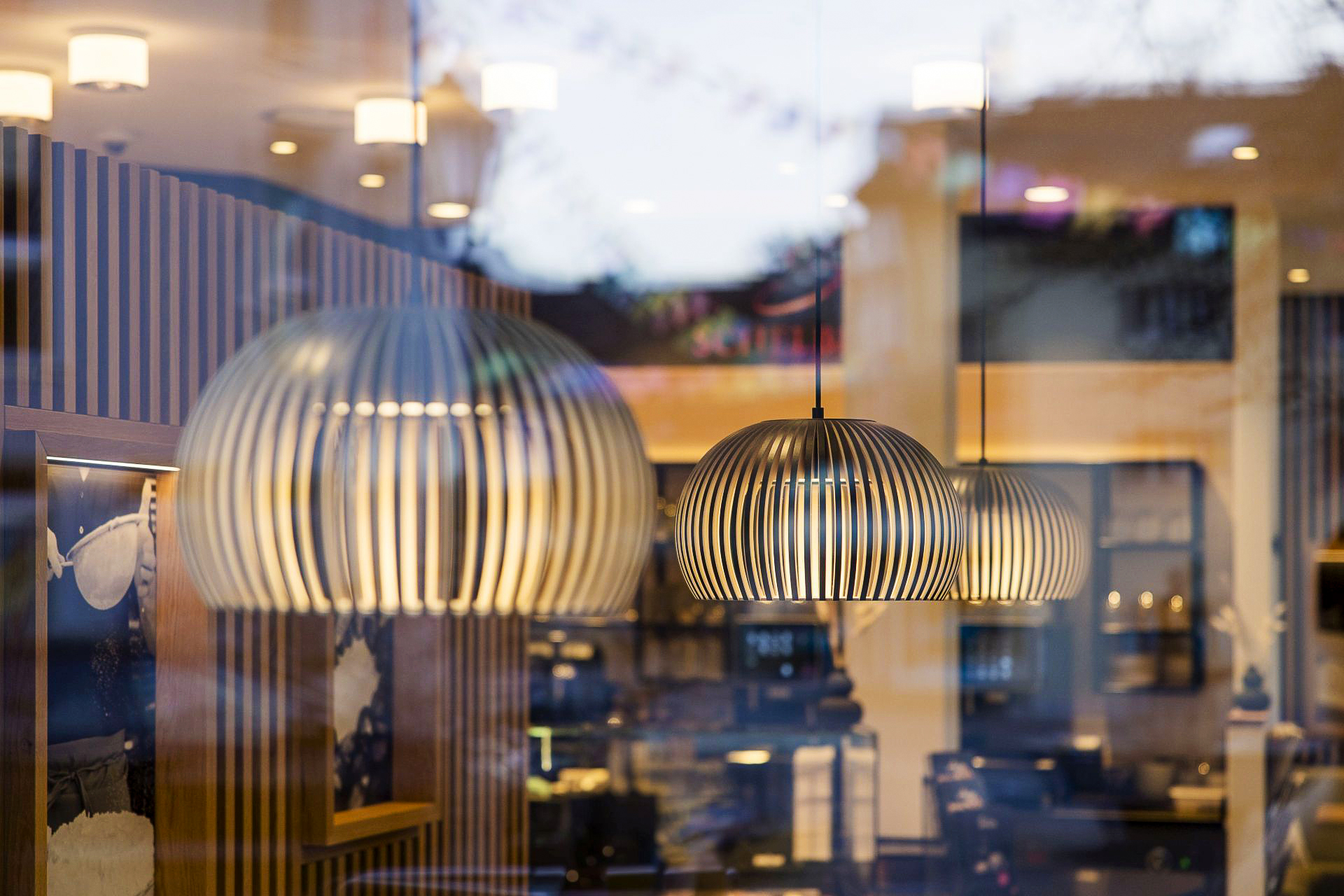Die Materie Holz findet sich in verschiedenen Elementen wieder: Auch die zahlreichen Leuchten sind aus Holz gefertigt.