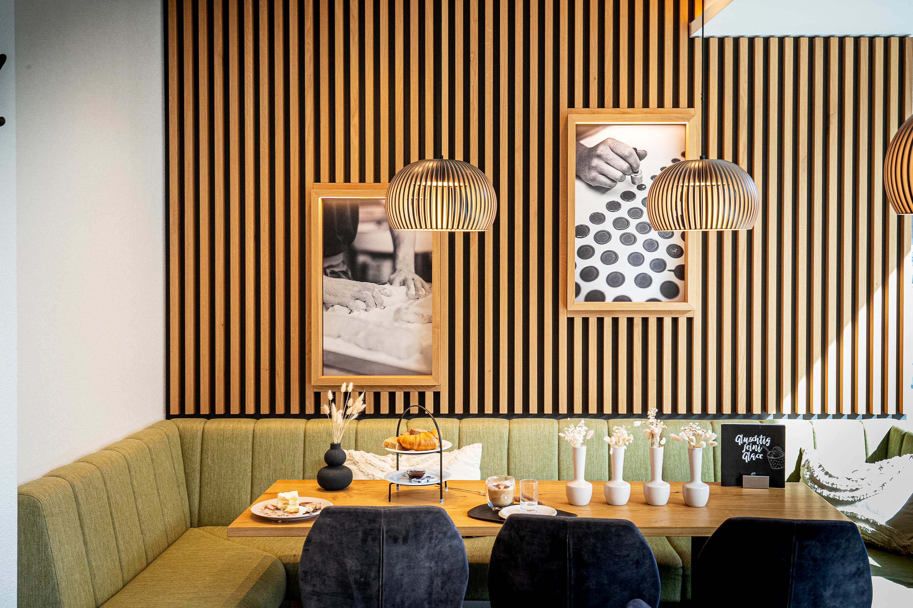 Vor dem Farbkonzept hatten Schelberts Respekt – jetzt sind sie begeistert,wie das Grün mit dem Holz harmoniert.