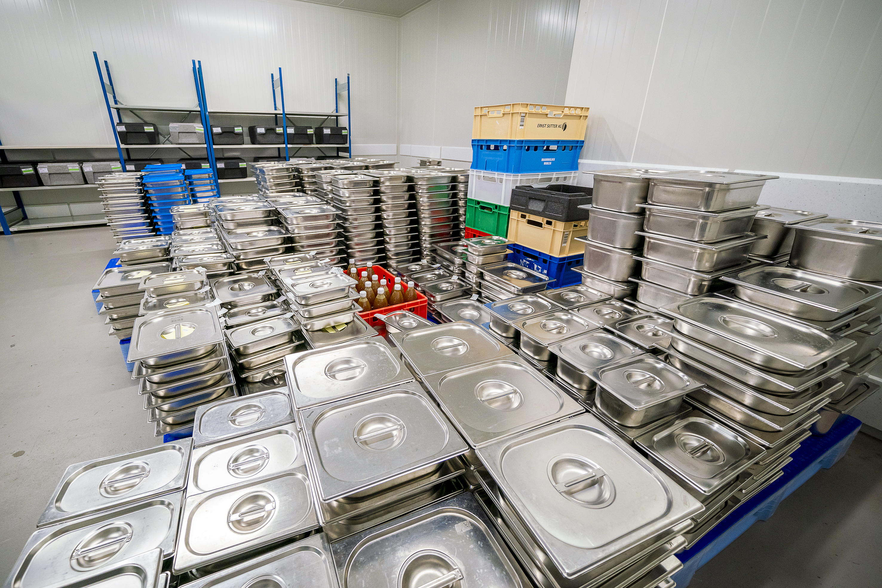 Bereit zum Kommissionieren: Die bestellten Menukomponenten, bevor sie auf die einzelnen Schulen und Kitas verteilt werden.