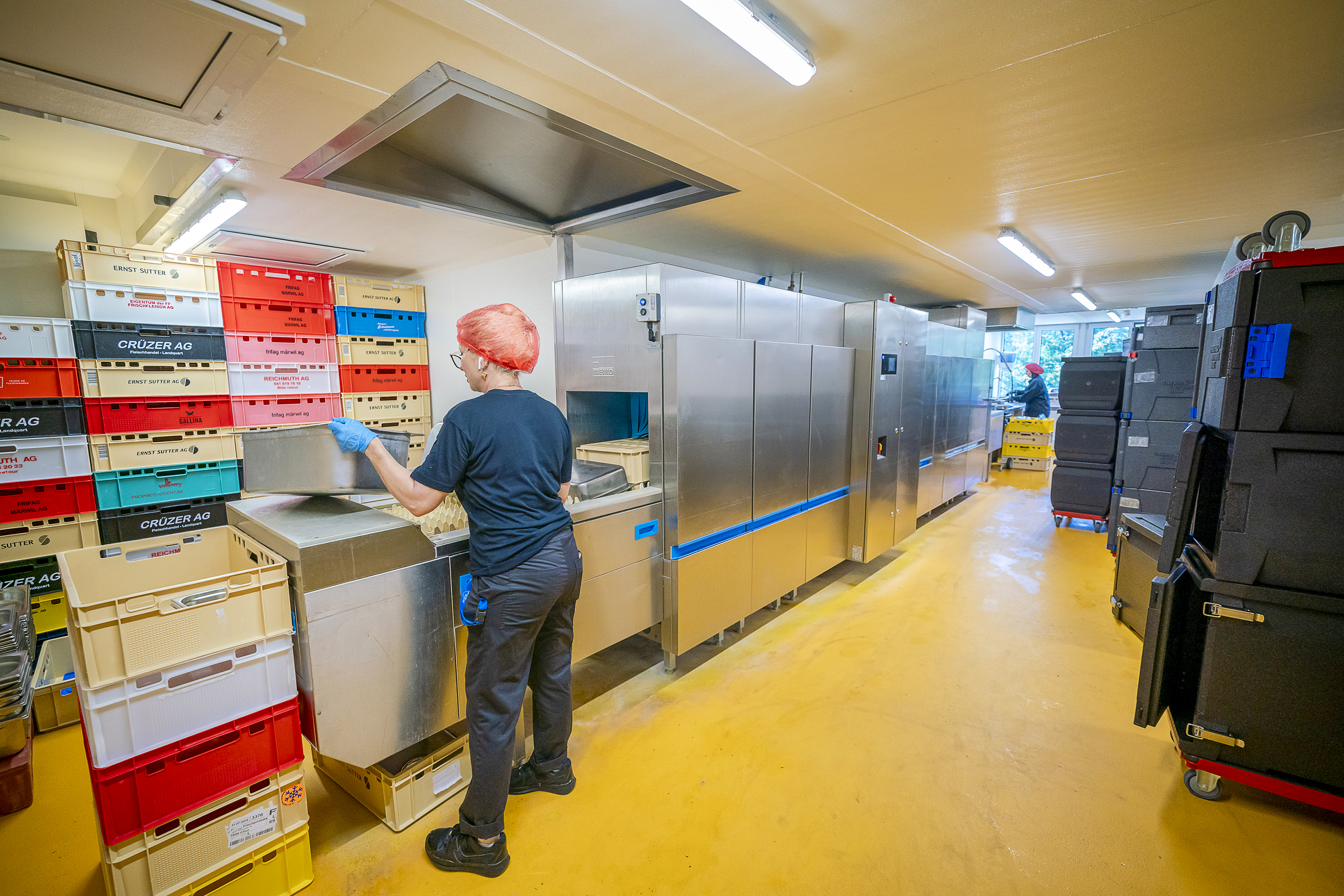 Die Mehrwegbehälter werden bei der nächsten Lieferung wieder zurückgenommen, inklusive allfälliger Speiseresten, aus denen Biogas gewonnen wird. 