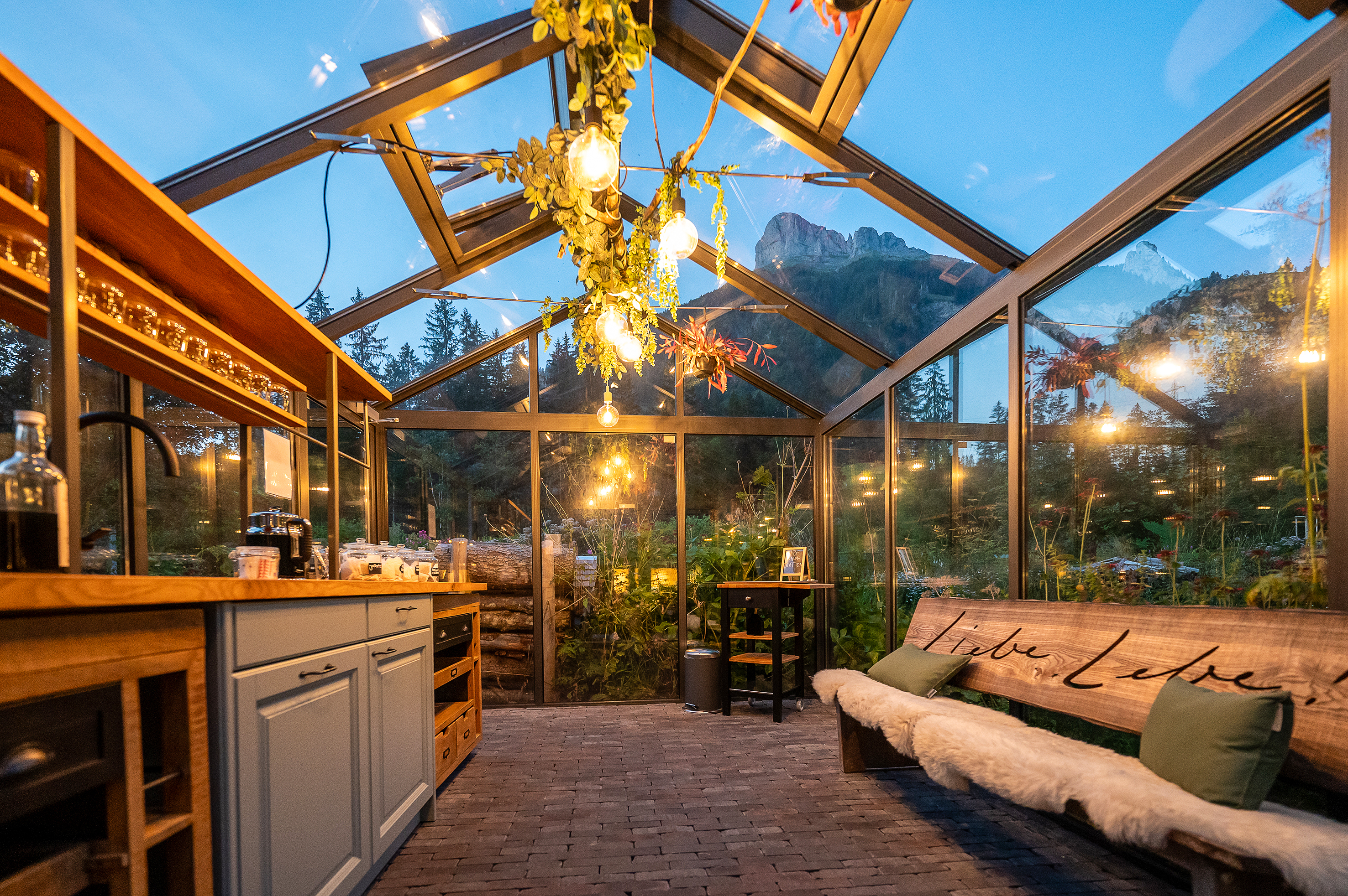 Neu entstanden für Hotelgäste: Das Teehaus inmitten des schönen Bauerngartens. Hier kann man sich nach dem Saunagang gut entspannen.