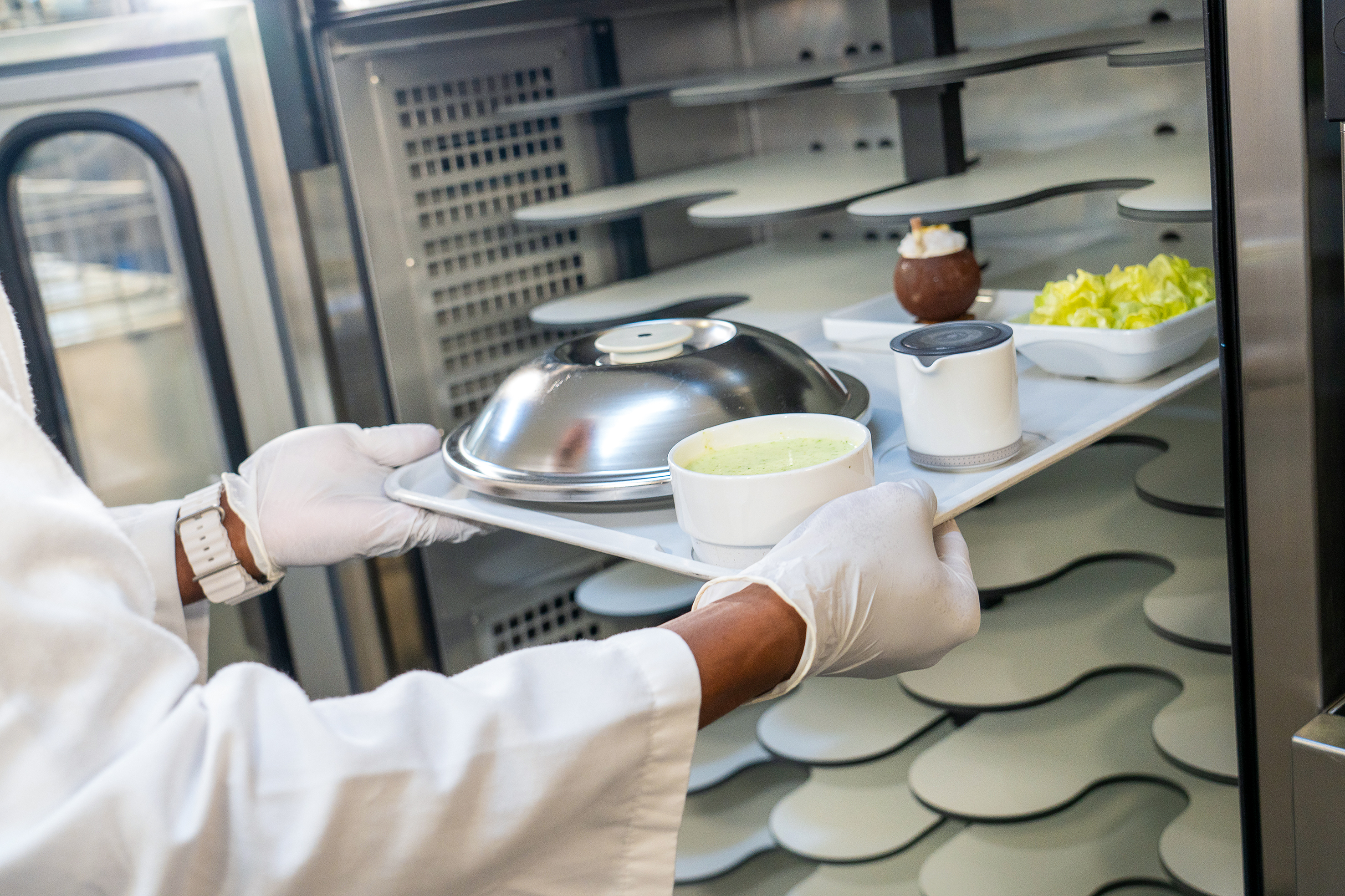 Die zu regenerierenden Mahlzeiten liegen exakt über den Induktionsspulen, welche die Speisen leistungsunabhängig, punktgenau und gleichmässig auf die gewünschte Temperatur regenerieren, während Kaltspeisen durch das «Clima-Control-System» kalt gehalten werden.