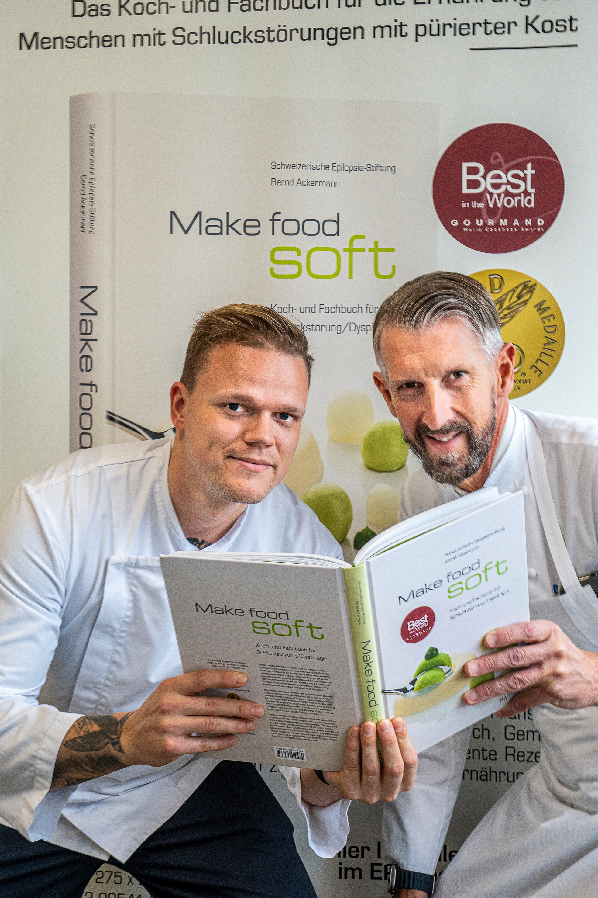 Gordan Angerhoefer, Leiter Diätküche (l.) mit Küchenchef Bernd Ackermann, der bereits zahleiche Auszeichnungen für seine kulinarischen Kreationen und sein Koch- und Fachbuch «make food soft» erhalten hat.