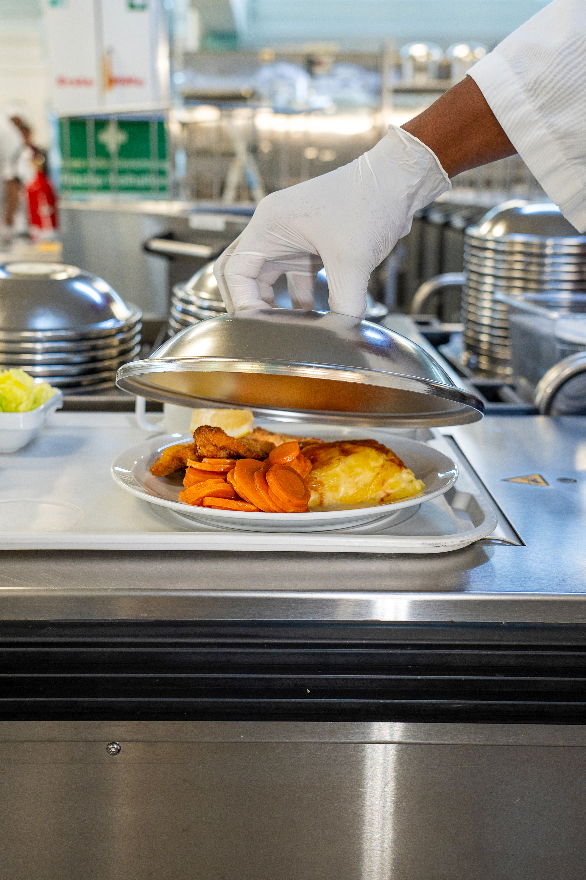 Nach dem Prinzip «Cook&Chill» werden die Mahlzeiten zubereitet und zeitgenau für den Transport auf den Tellern und Schalen portioniert.