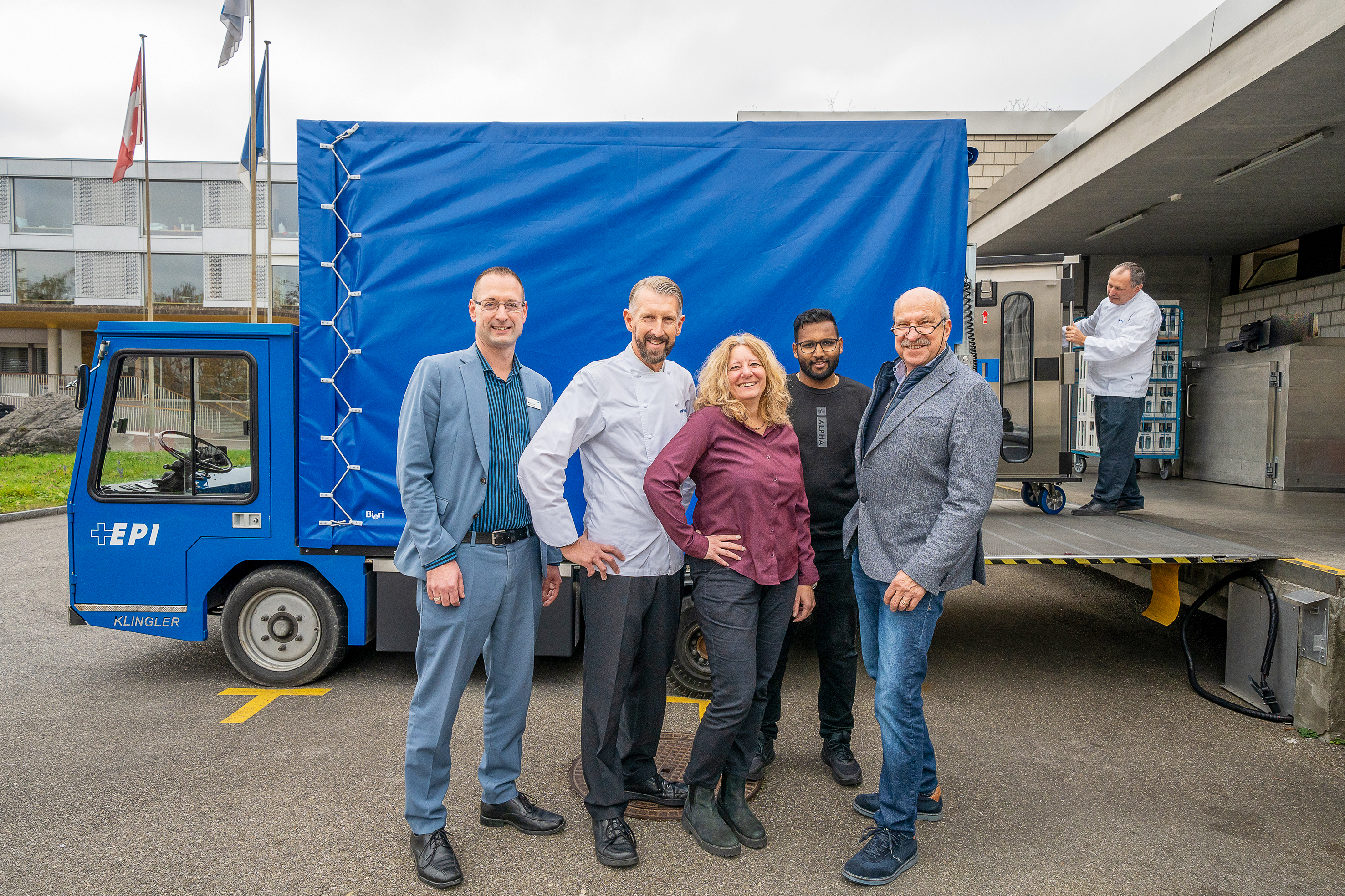 Eine Zusammenarbeit, die seit vielen Jahren funktioniert (v.l.): Markus Winkler, Leiter Gastronomie, Bernd Ackermann, Leiter Küche, und von der Schmalz Distributions-Systeme AG Regula Ritter, Sachbearbeiterin, Heshanthan Kathiraveluppillai, Servicetechniker, und Beat Schmalz, Inhaber und Geschäftsführer.