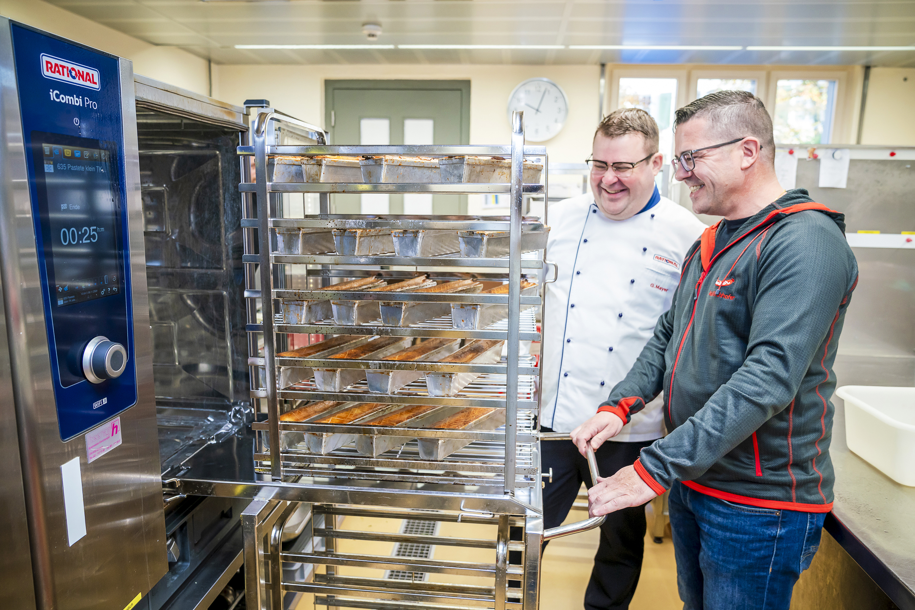 Rolf Kirchhofer von der Metzgerei Jenzer: «Wir nutzen die Rational-Kombidämpfer iCombi Pro für fast alle Produkte im Partyservice und für die Produktion von Traiteurwaren wie Braten, Pulled Beef und Pulled Pork – alles programmgesteuert. So können wir über Nacht garen.»