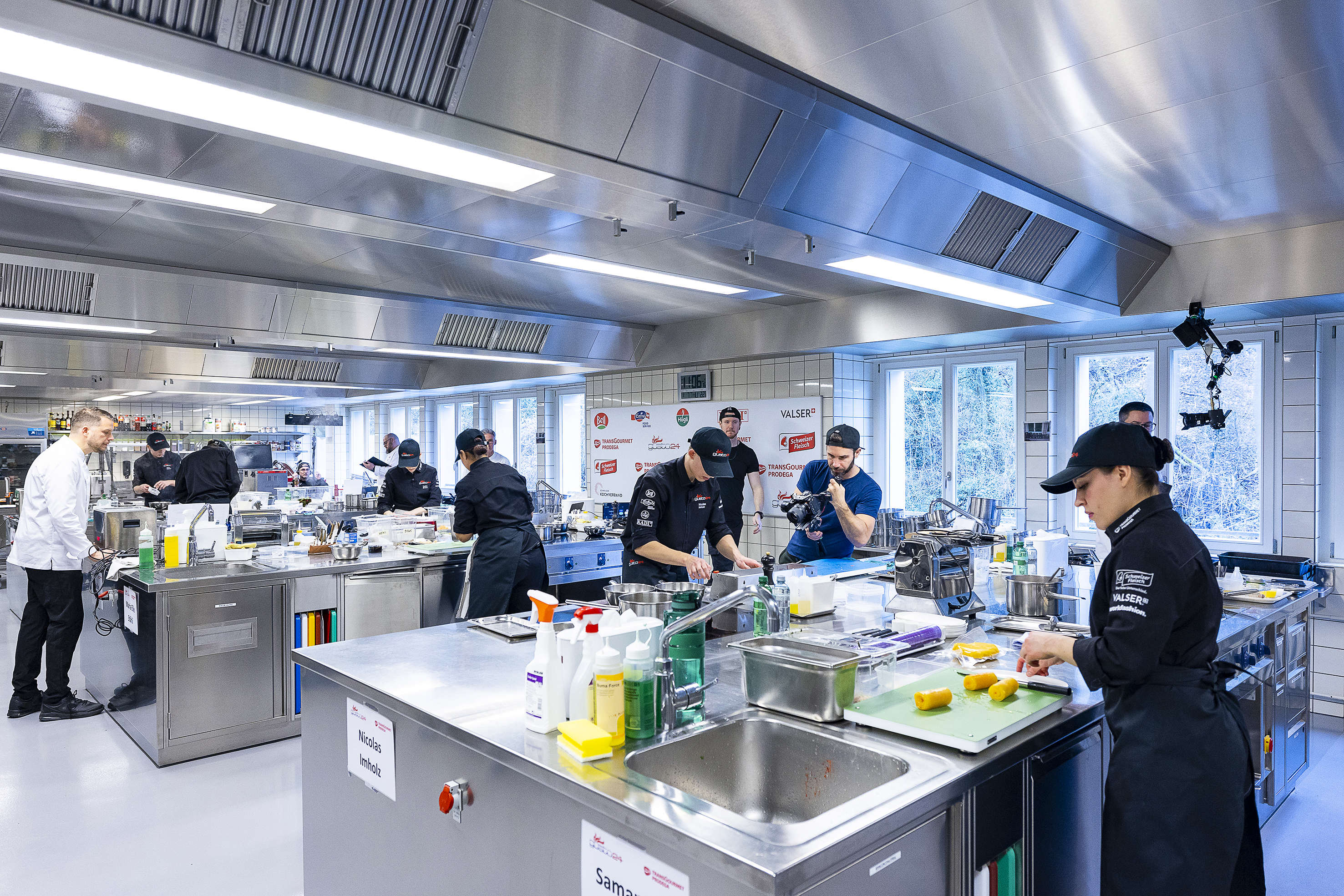 Am 13. März 2025 kochen in der Berufsfachschule Baden wieder sechs Lernende um den Schweizer Meistertitel. Im Bild: Das Wettkochen 2024 mit der späteren Siegerin Samantha Buholzer ganz rechts.