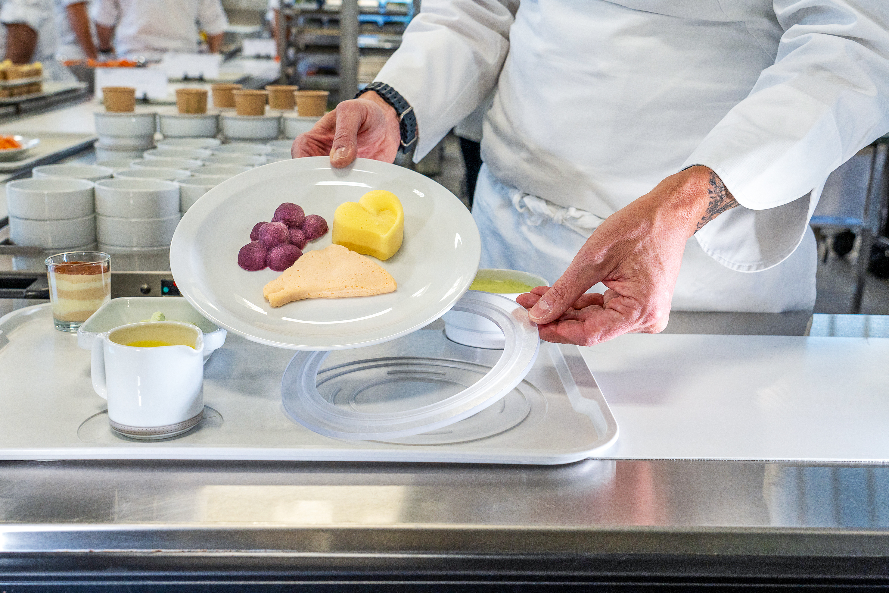 Die Tabletts haben Positionierungen für vier Induktionskomponenten, so dass die Geschirrteile während der Fahrt punktgenau auf den Positionen verbleiben. Für pürierte Kost wird ein Distanzring eingesetzt.