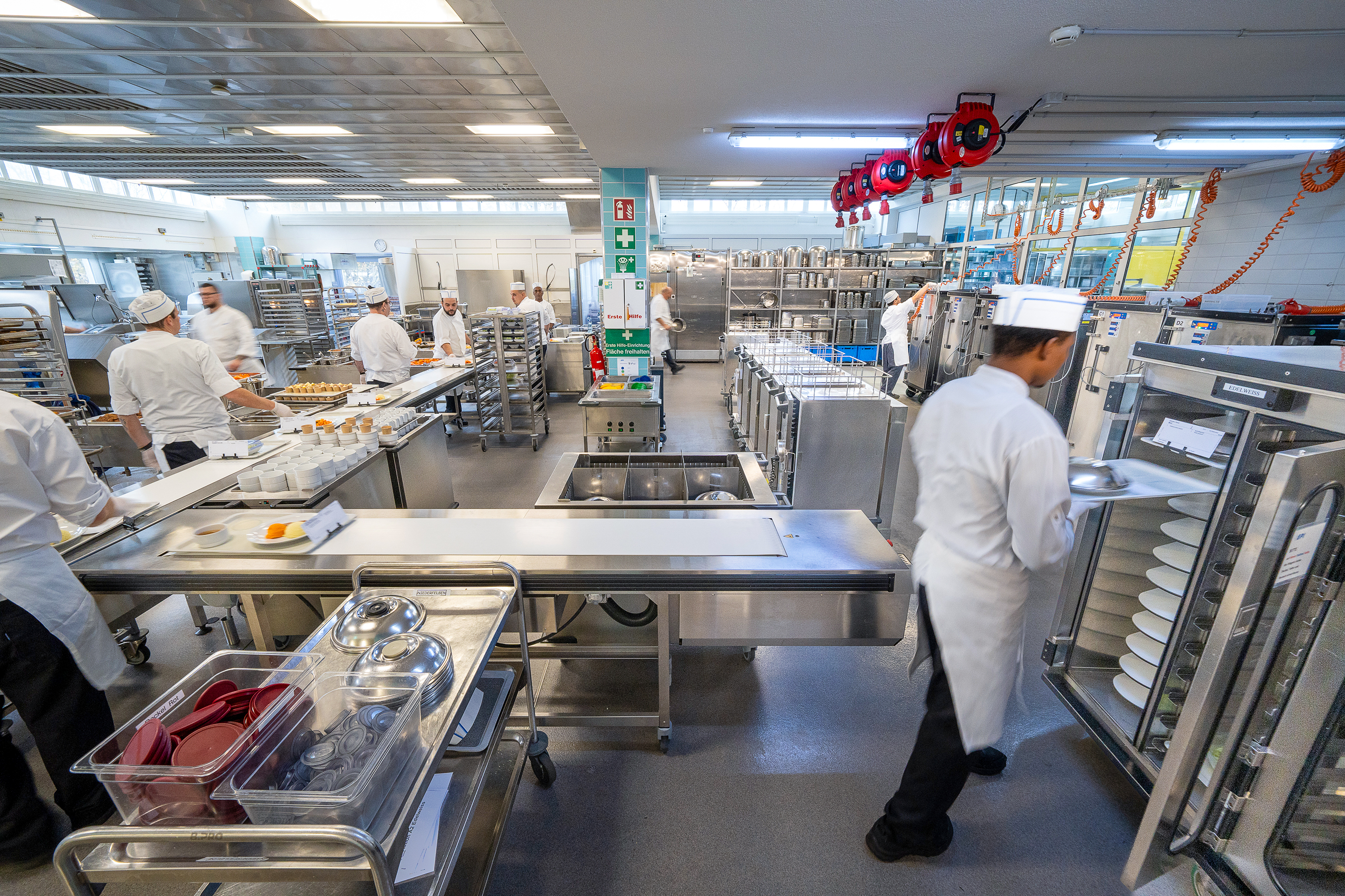 Rund 1000 bis 1200 Mahlzeiten werden von dem 38-köpfigen Küchenteam zubereitet und auf dem Areal des EPI-Zentrums verteilt. Effizientes Arbeiten ist hier das A und O.