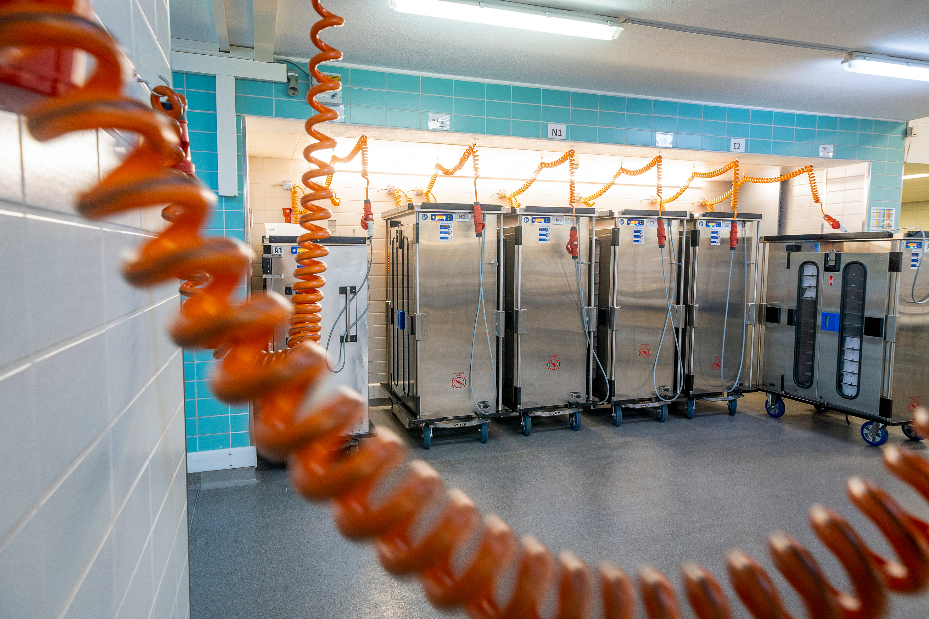 Konstante Tagesabläufe mit festen Essenszeiten sind essenziell für die Patientinnen und Patienten. Daher ist eine effiziente Speisenverteilung auf dem weitläufigen Gelände unerlässlich.