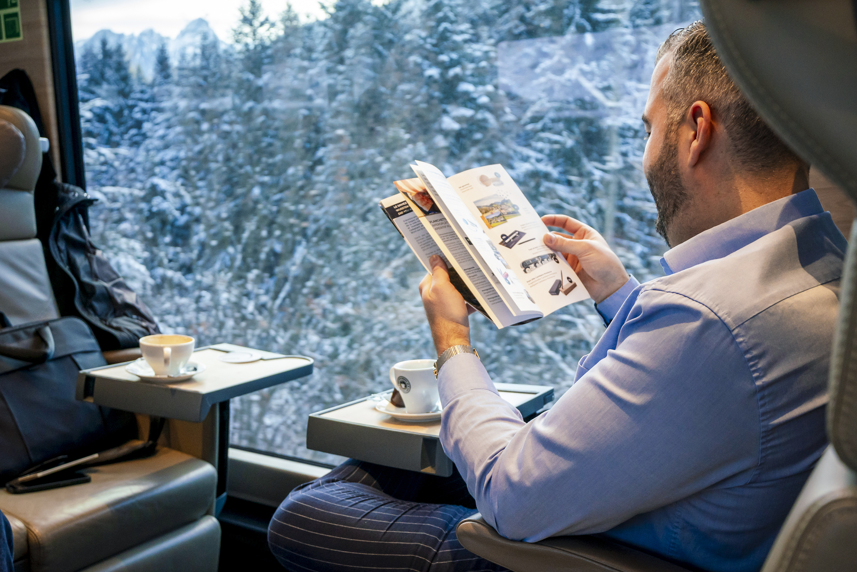 Ein Panoramazug mit drei Klassen (Prestige, 1. und 2. Klasse) – erstere bietet mit drehbaren Sitzen, grossen Fenstern und viel Platz extra Komfort.