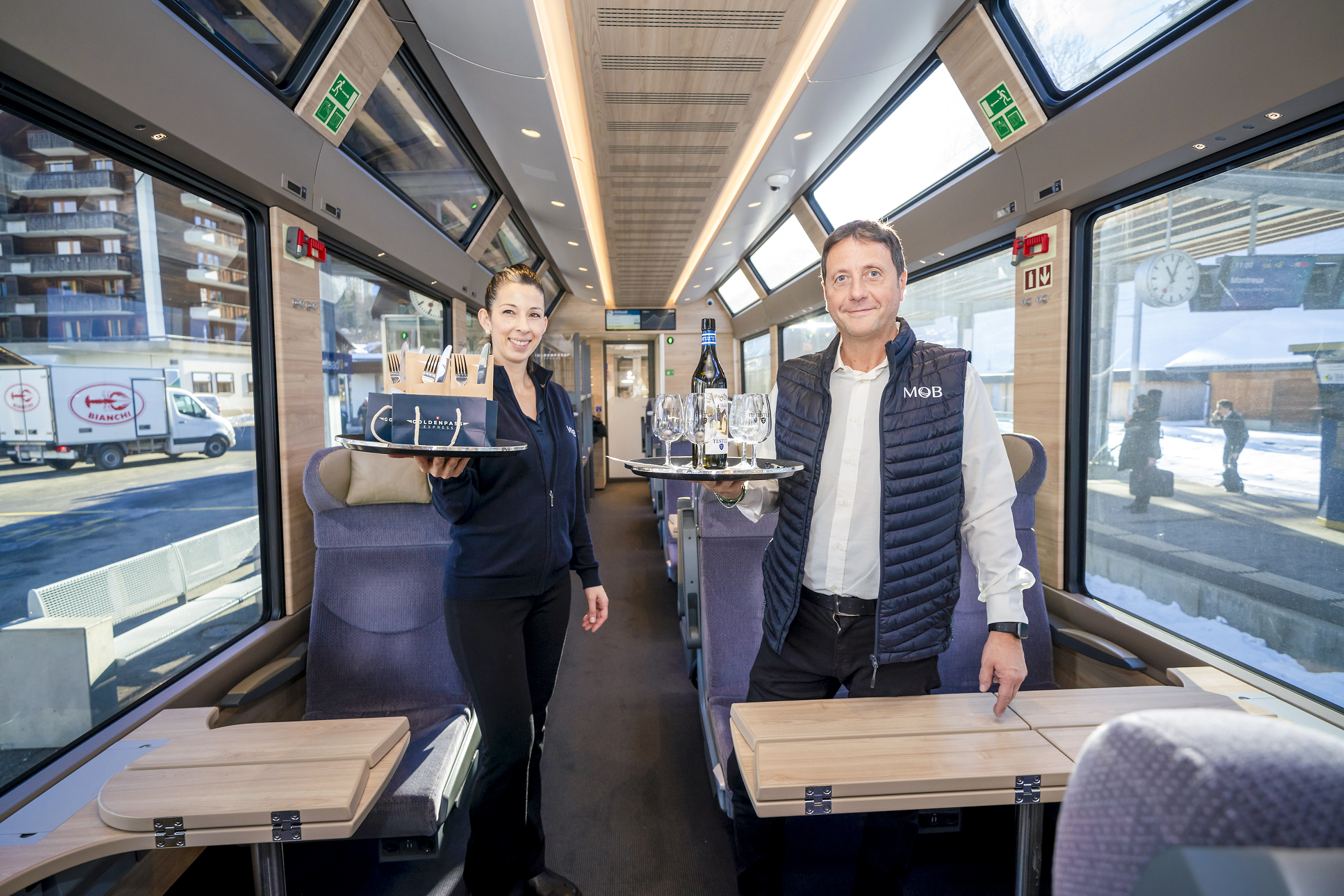 Der ganze Zug wird von einer professionellen Crew bedient. Enrico D’Herin managt das Catering-Team, hier mit Servicemitarbeiterin Filomena Pisoni.