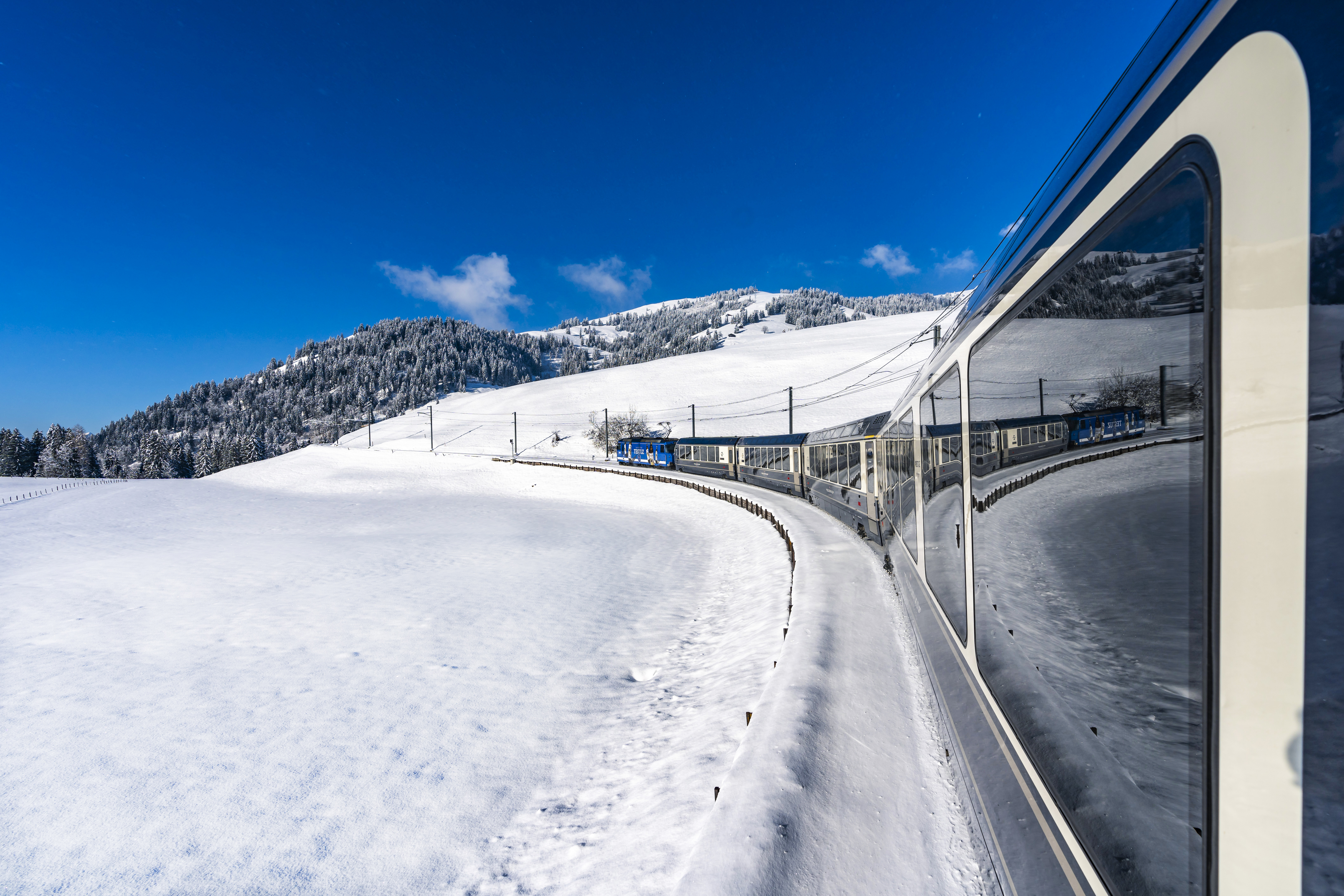 Der GoldenPass Express führt Reisende ohne Umsteigen vom eleganten Montreux über das mondäne Gstaad ins idyllische Interlaken.