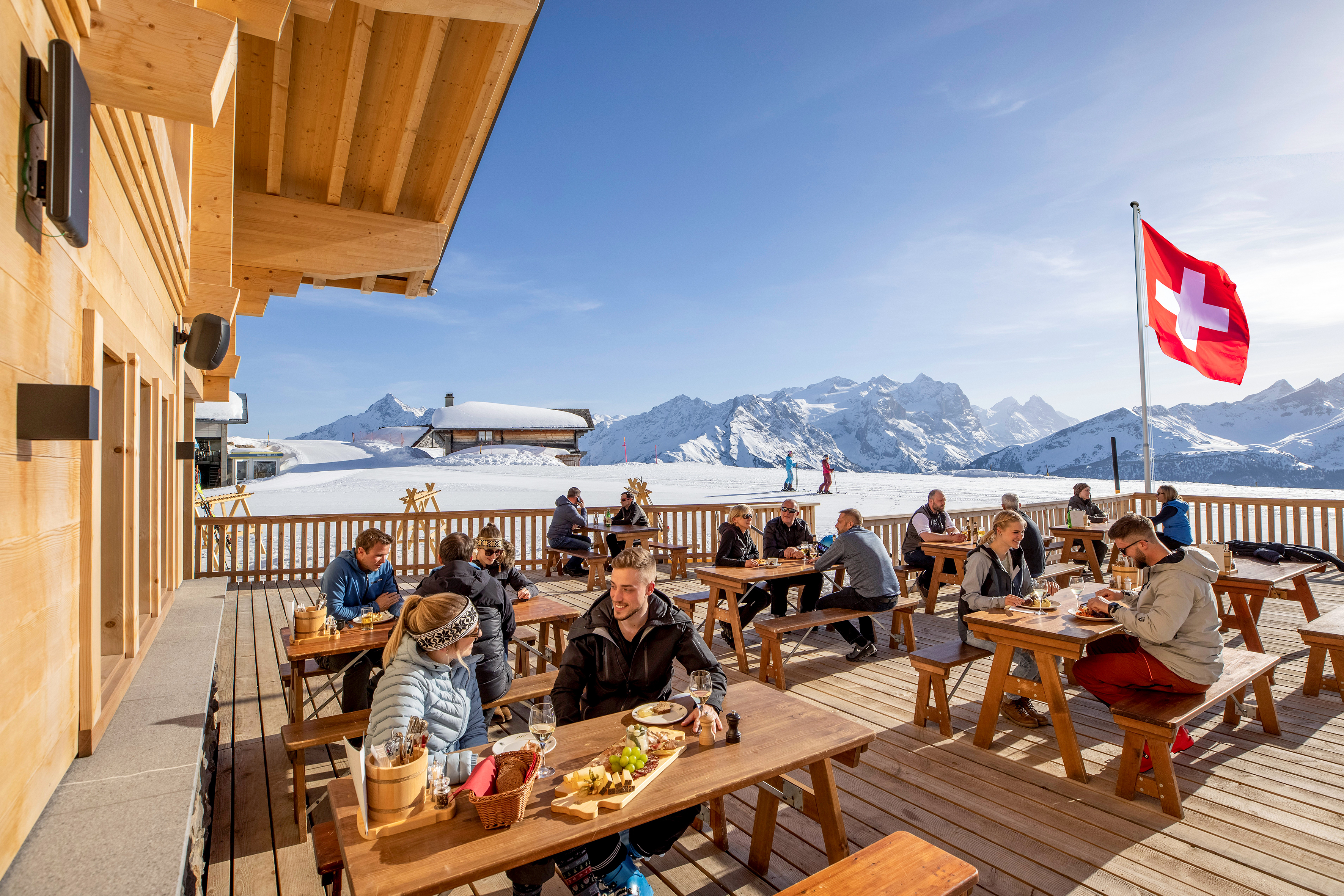 Der perfekte Wintertag: Sonne, Schnee und eine Sonnenterrasse mit herrlicher Fernsicht und vielen Köstlichkeiten auf dem Teller.