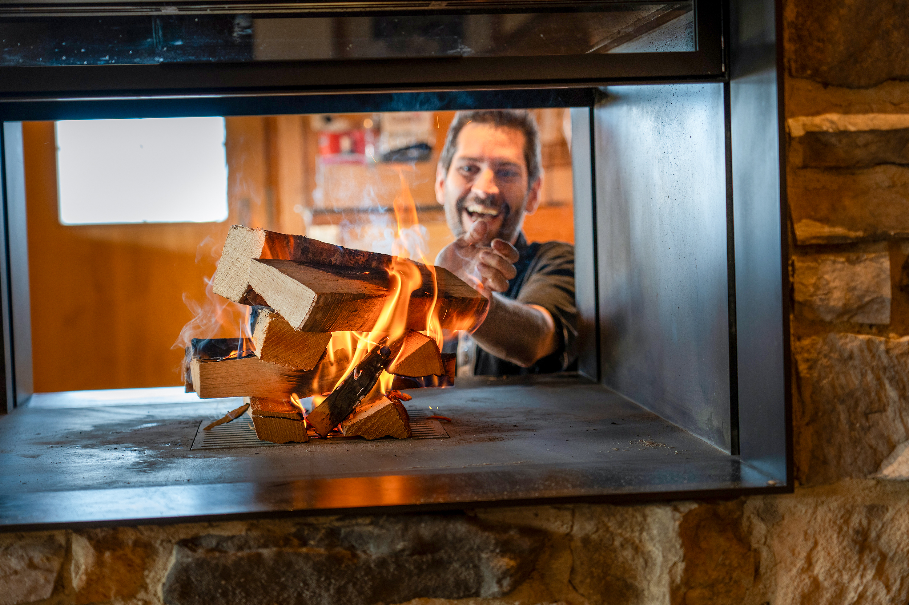 Gastgeber André Degelo sorgt für die gemütliche Atmosphäre im Bergrestaurant Käserstatt. Hier oben ist er seit seiner Kindheit daheim. 