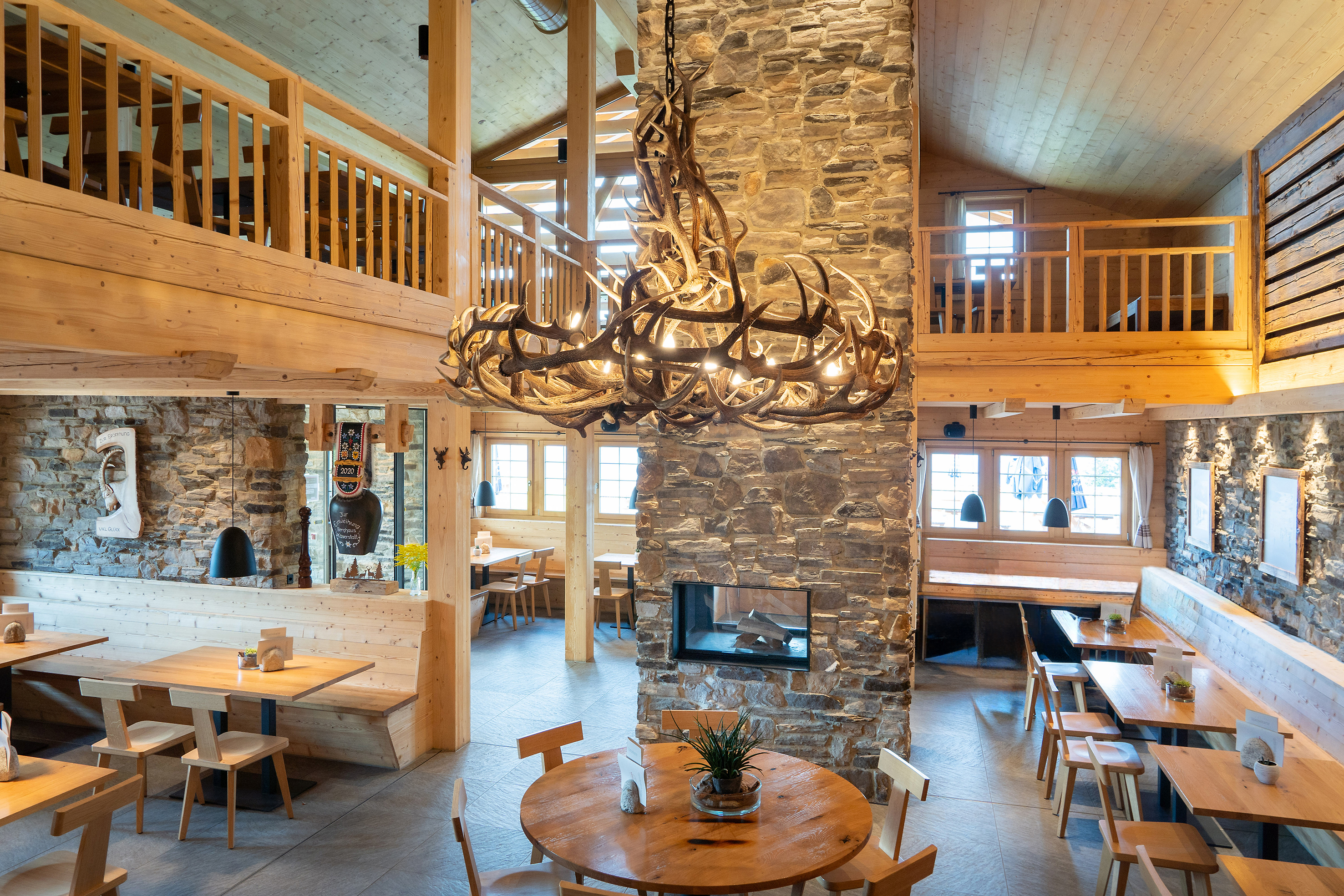 Das gemütliche Restaurant Käserstatt an der gleichnamigen Bergstation setzt auf Heimatverbundenheit: Kaminsteine aus Aarekies Brienz, das Holzhandwerk vom Dorfschreiner.