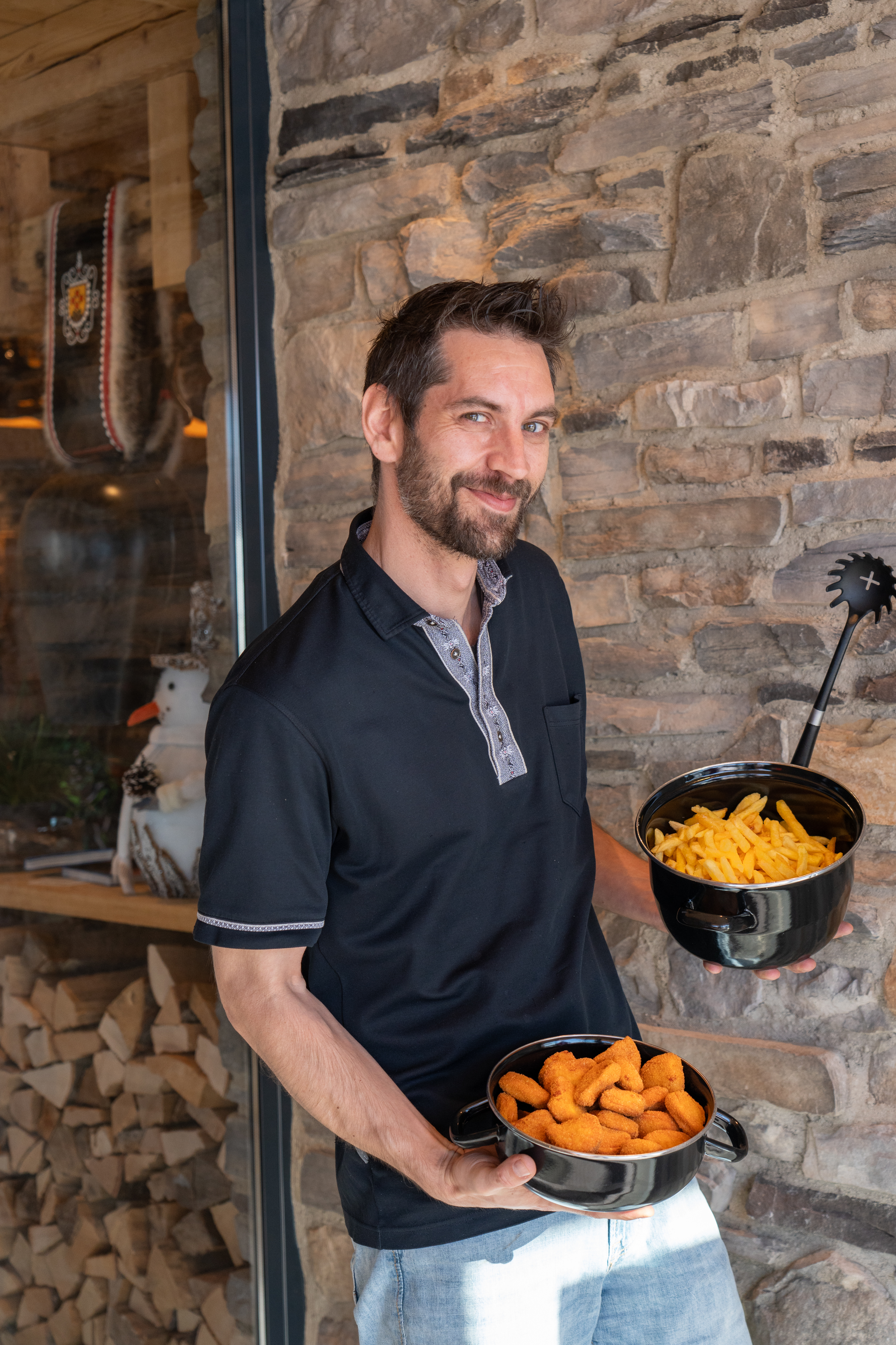 Ein Familientopf voller Pommes und Nuggets. Da strahlt nicht nur Gastgeber André Degelo, sondern gleich auch eine vierköpfige Familie.