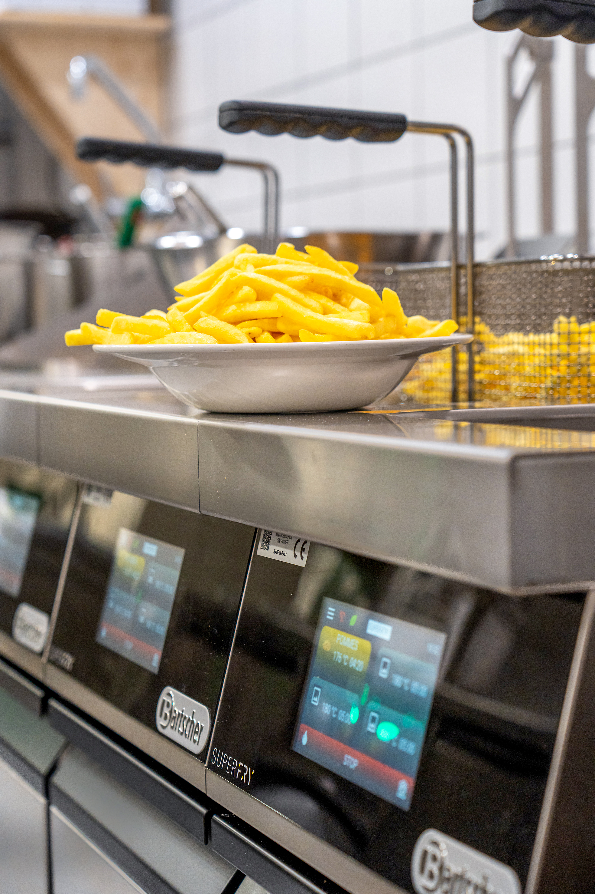 Übersichtlicher Touchscreen, automatische Hebefunktion, interner Öl-Filtrationsprozess. Für Küchenchef Roberto ist die SuperFry der Lamborghini unter den Fritteusen. 