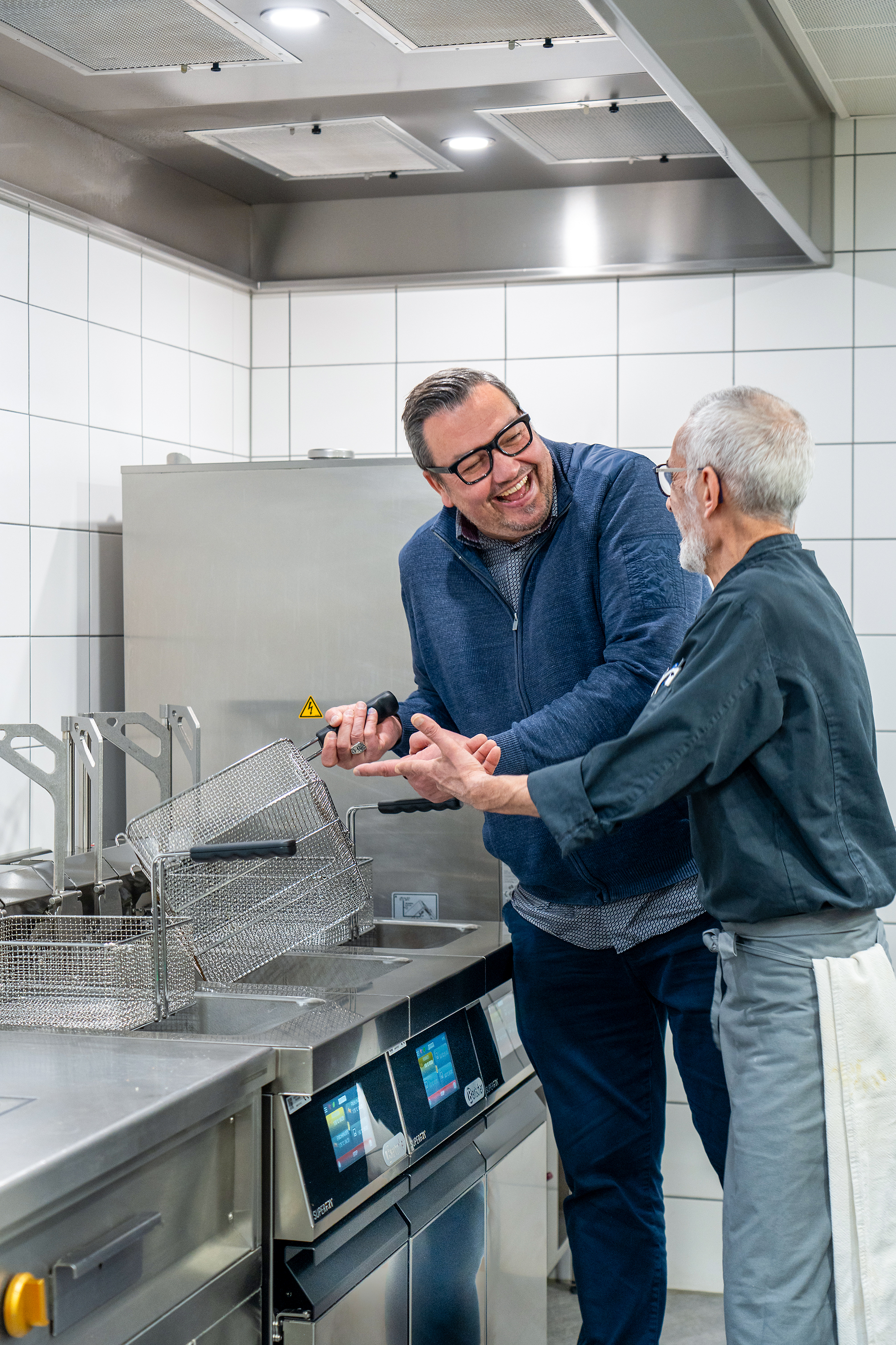 Haben gut lachen: Alex Freiburghaus, Markenverantwortlicher bei Bartscher, und Roberto Rodrigues Gavina, Küchenchef des Bergrestaurants Käserstatt. Die SuperFry 700 performt seit der ersten Betriebsstunde.