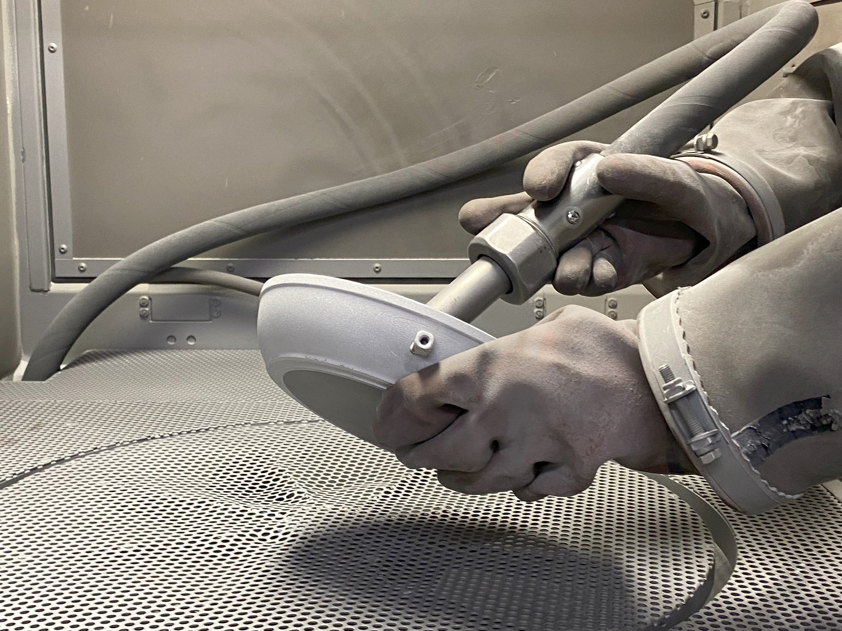 Schmutz und die alte Beschichtung werden vor der Neubeschichtung entfernt.