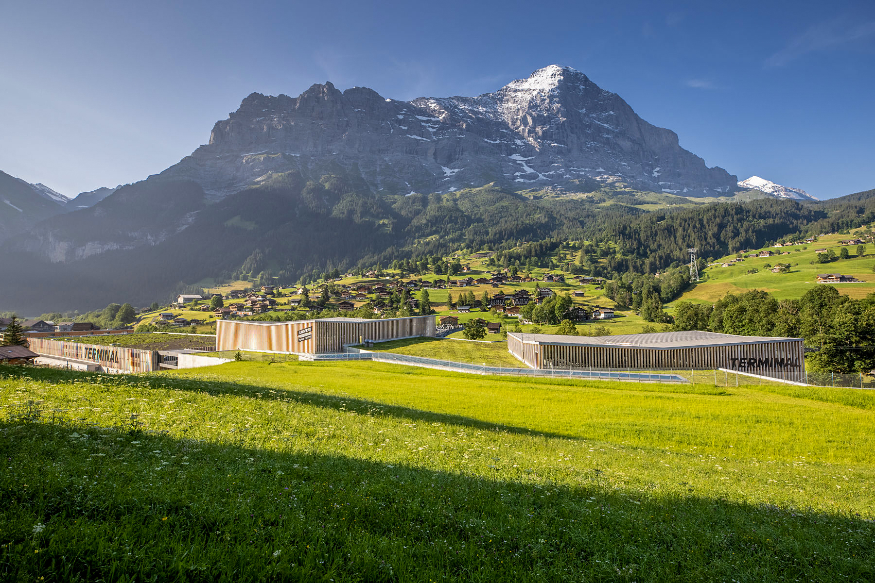 Der Terminal in Grindelwald mit ÖV-Haltestelle und direkter Anbindung an die Berner Oberland-Bahn ist das Zentrum der V-Bahn. Von hier starten die 3S-Bahn Eiger Express zum Eigergletscher und die 10er-Gondelbahn zum Männlichen.
