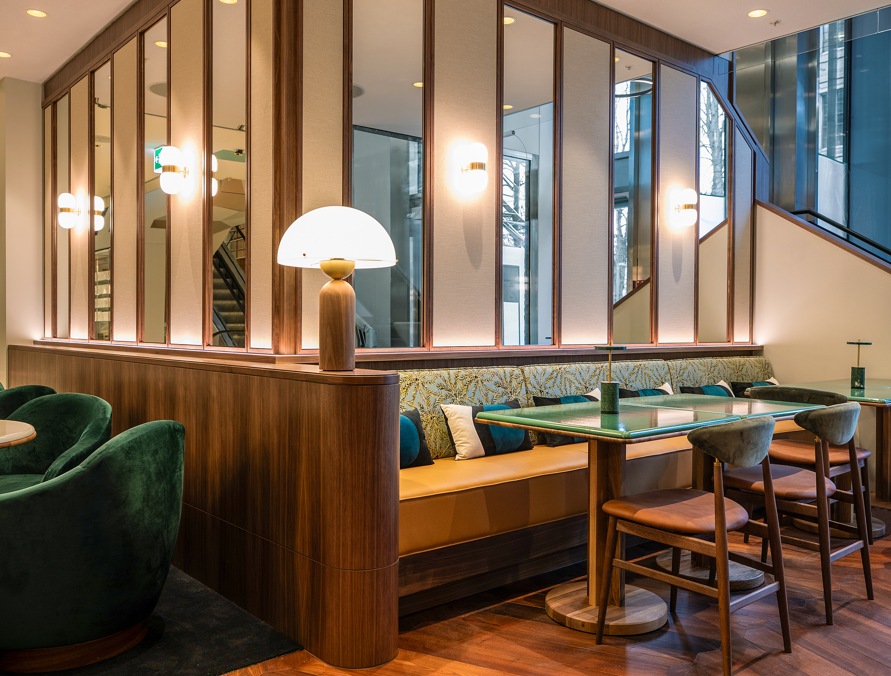 Das Émile ist Montag bis Samstag von halb acht bis Mitternacht geöffnet.