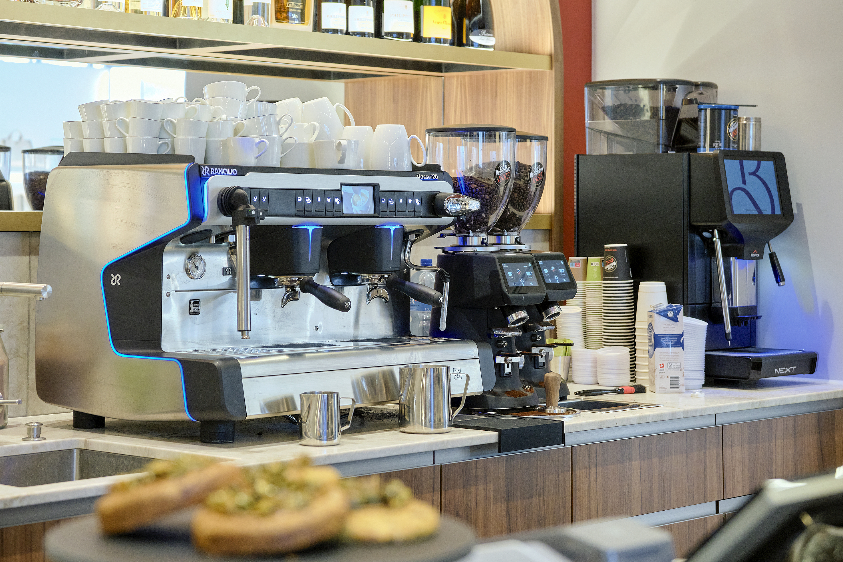 An der Siebträgermaschine Classe 20 kann sich der Barista voll entfalten und am leistungsstarken Vollautomaten Egro Next Cappuccinos auf Knopfdruck produzieren.