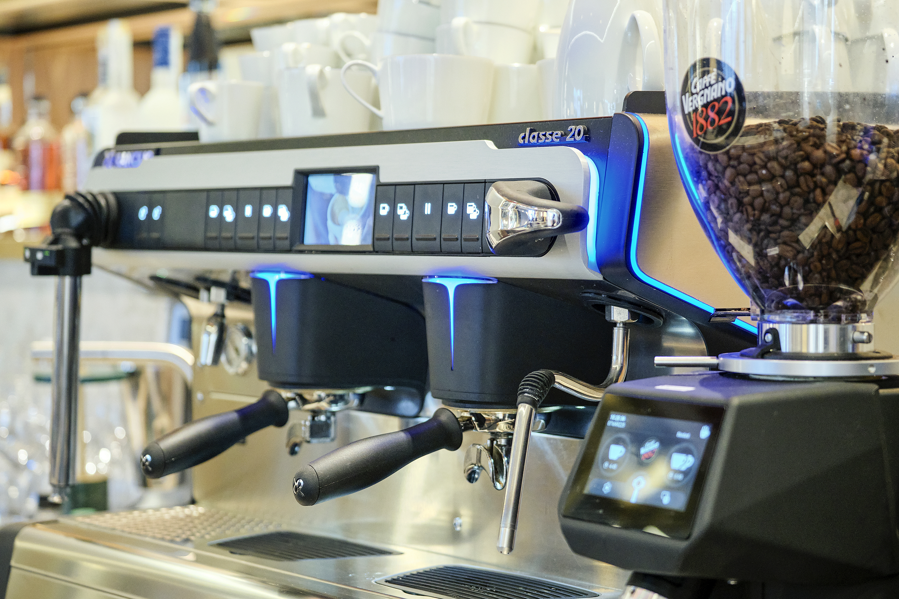 Die Siebträgermaschine Classe 20 verfügt über einen interaktiven Touchscreen und überzeugt auch optisch.