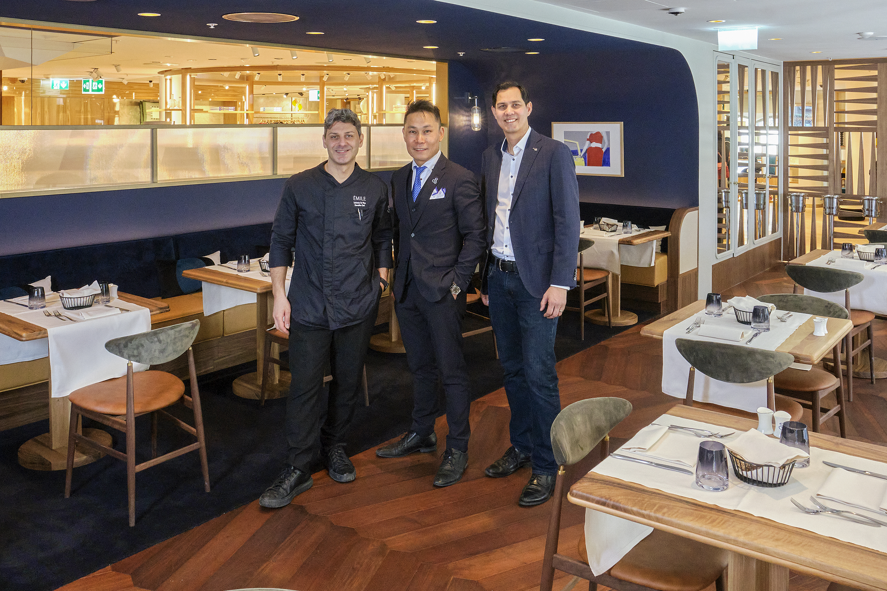 Sie arbeiten gut zusammen (v.l.): Ludovico de Vivo, Executive Chef, und Chun Yeung, Assistant Manager vom Restaurant Émile, mit Athit Forrer, Sales Manager bei Egro Suisse.