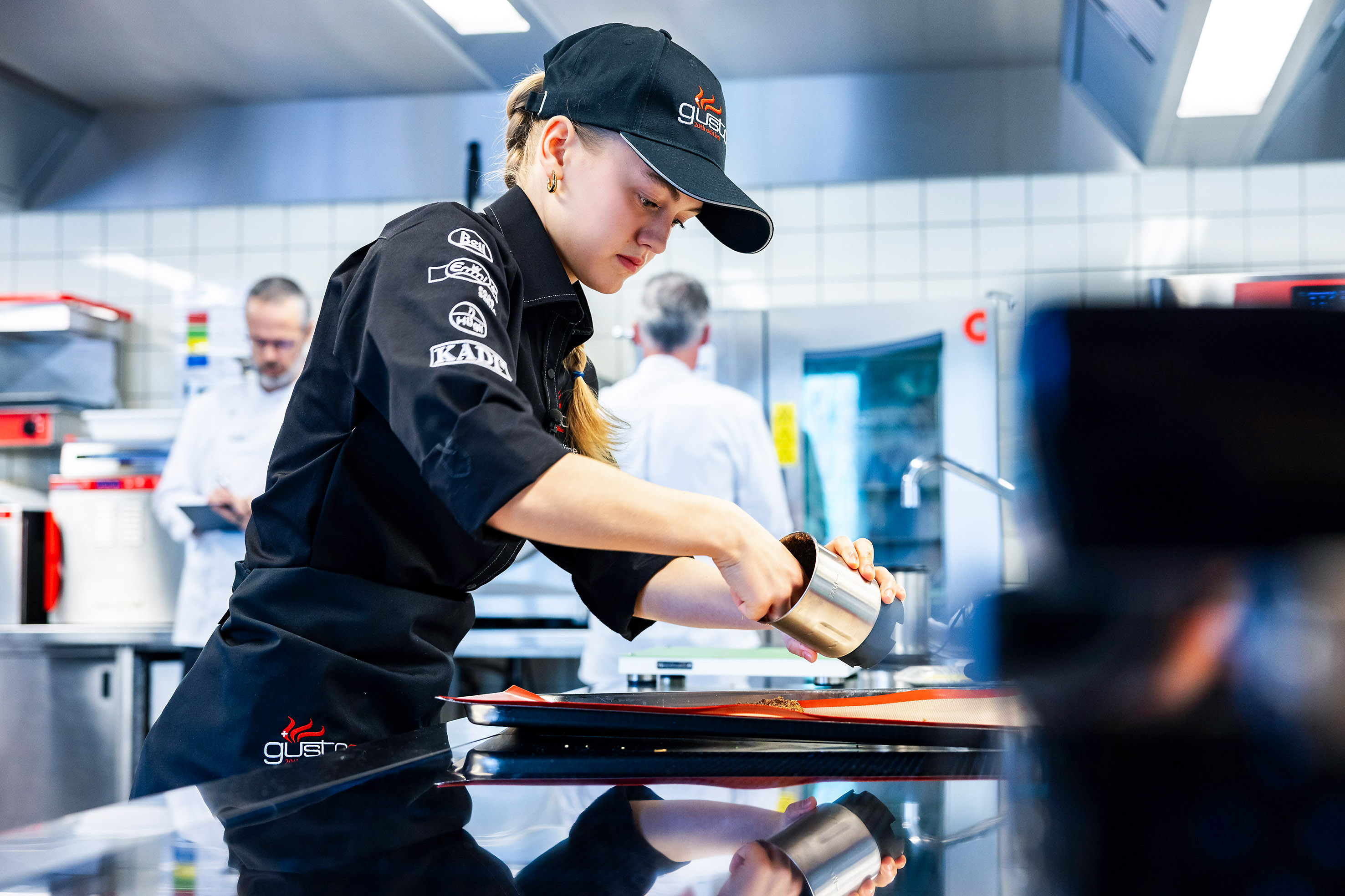 «gusto25»-Siegerin Céline Grossmann beim Wettkochen in der Berufsfachschule Baden.