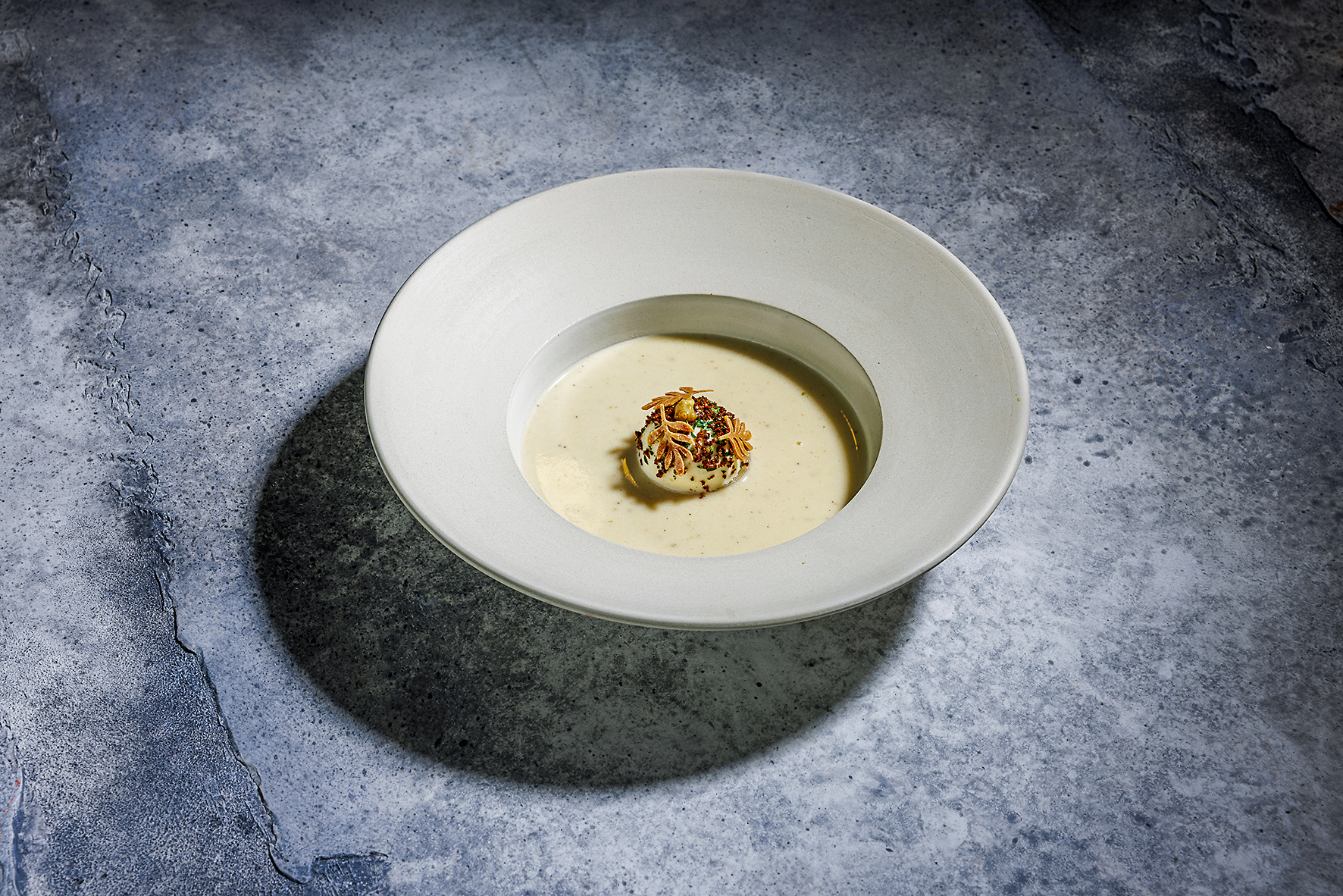 Vorspeise von Céline Grossmann: Petersilienwurzelsuppe mit Einlage mit den Hauptgeschmacksnoten Senf, Birne und Gruyère.