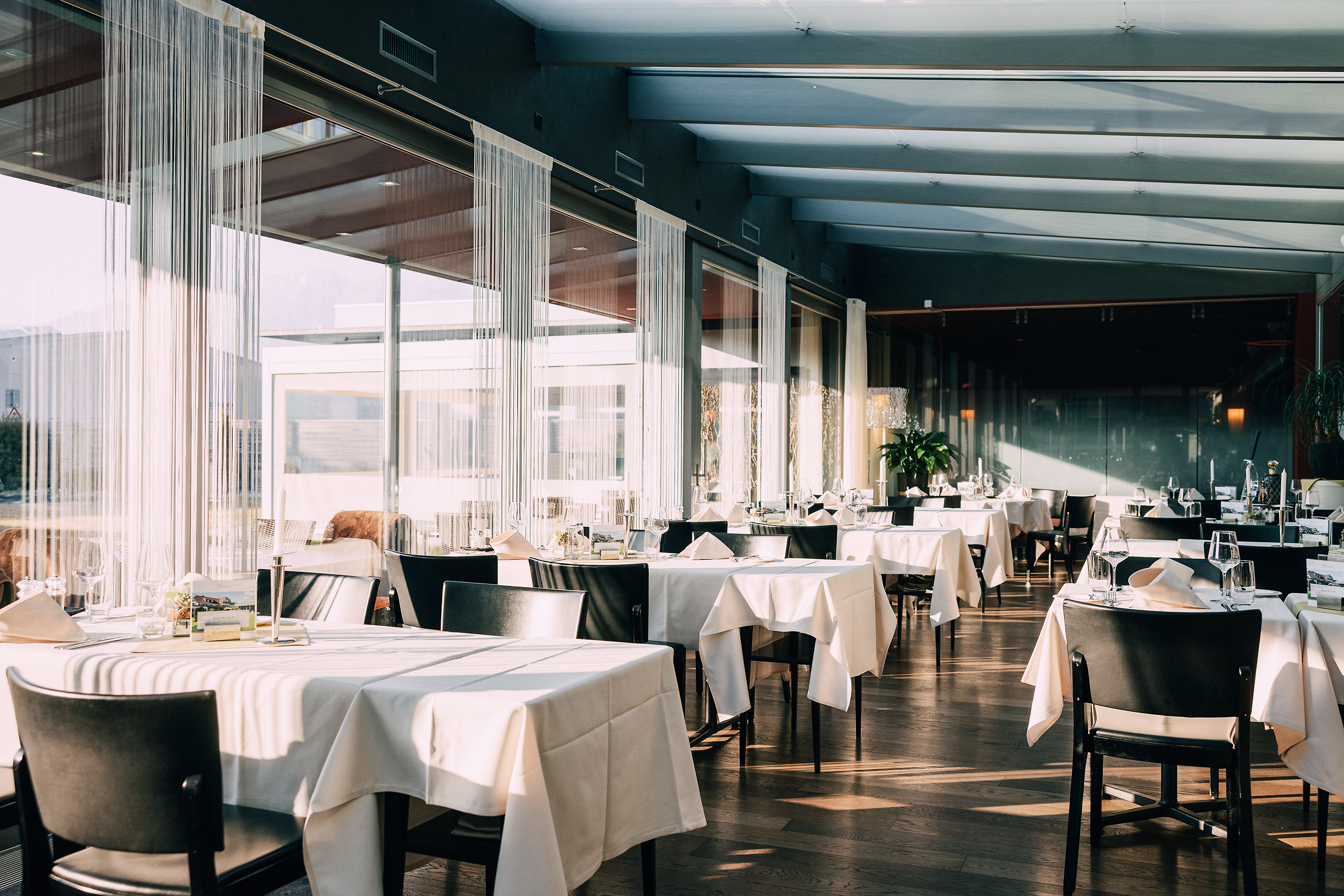 Im Wintergarten geniesst man gehobene Schweizer und französische Küche.