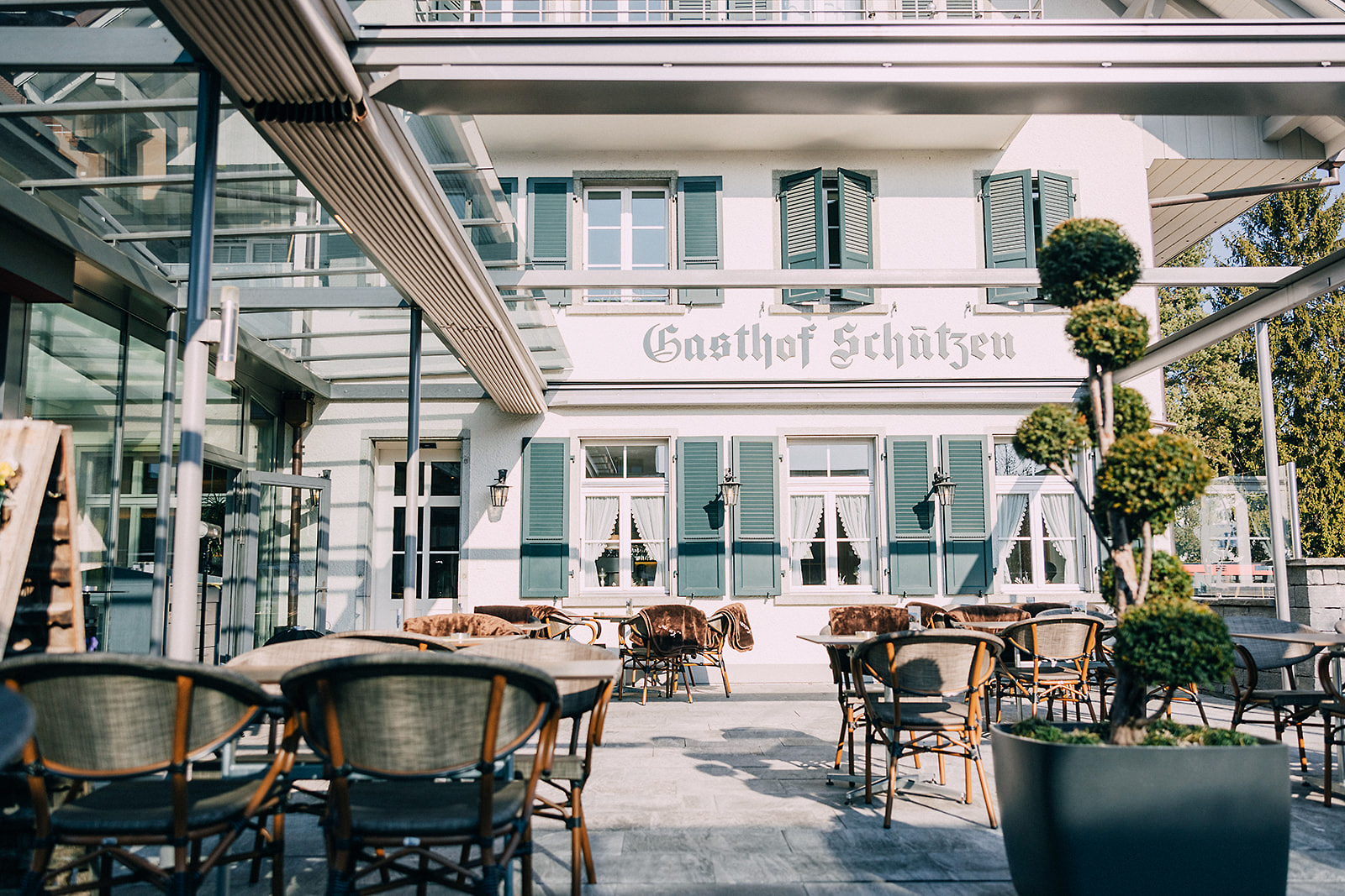 Innen und aussen stehen den Gästen im Hotel Restaurant Schützen in Steffisburg je 120 Sitzplätze zur Verfügung.