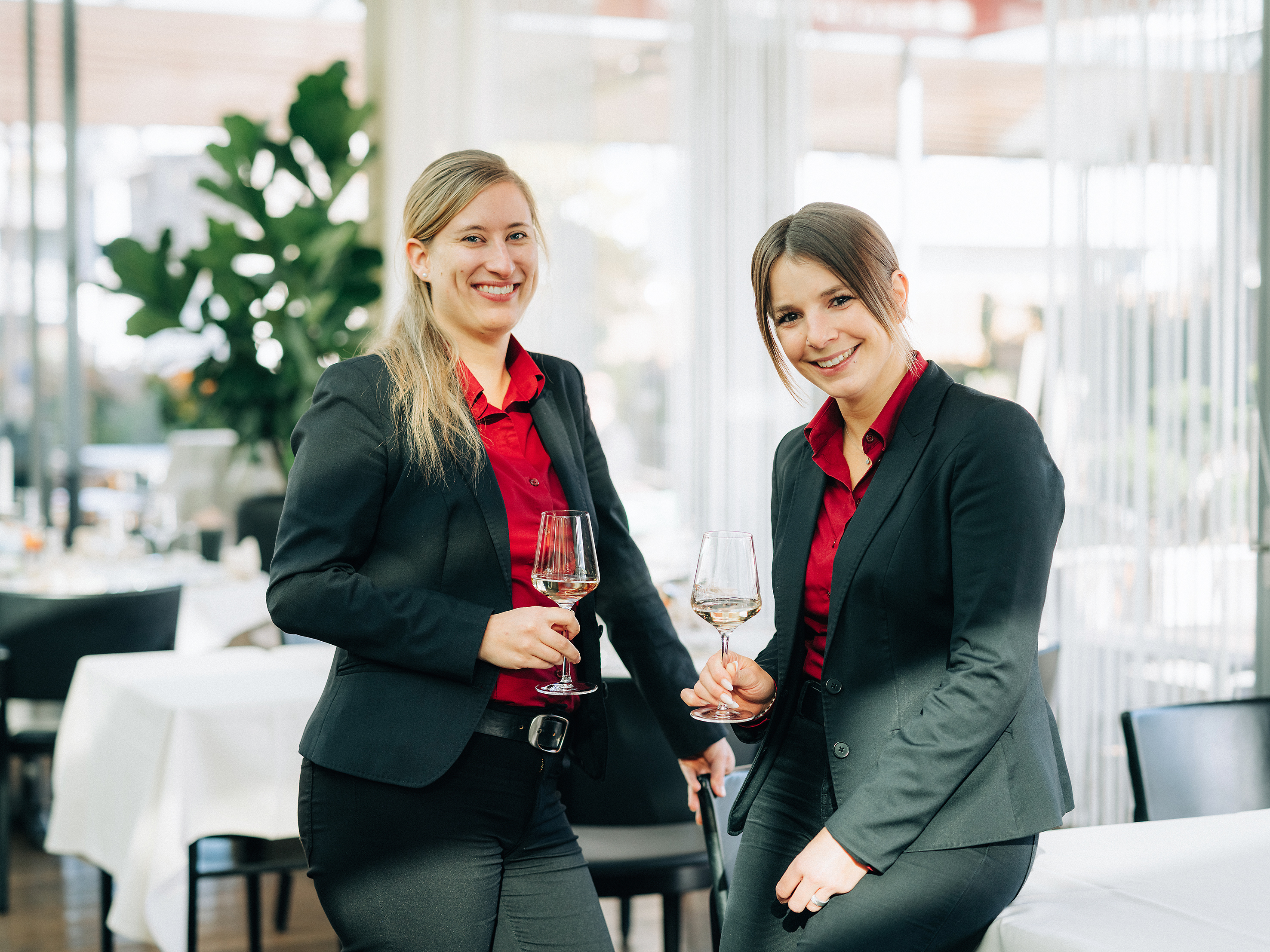 Frauenpower: Sarah Stübi (l.) ist für das Restaurant, Evelyne Morf für das Hotel verantwortlich.